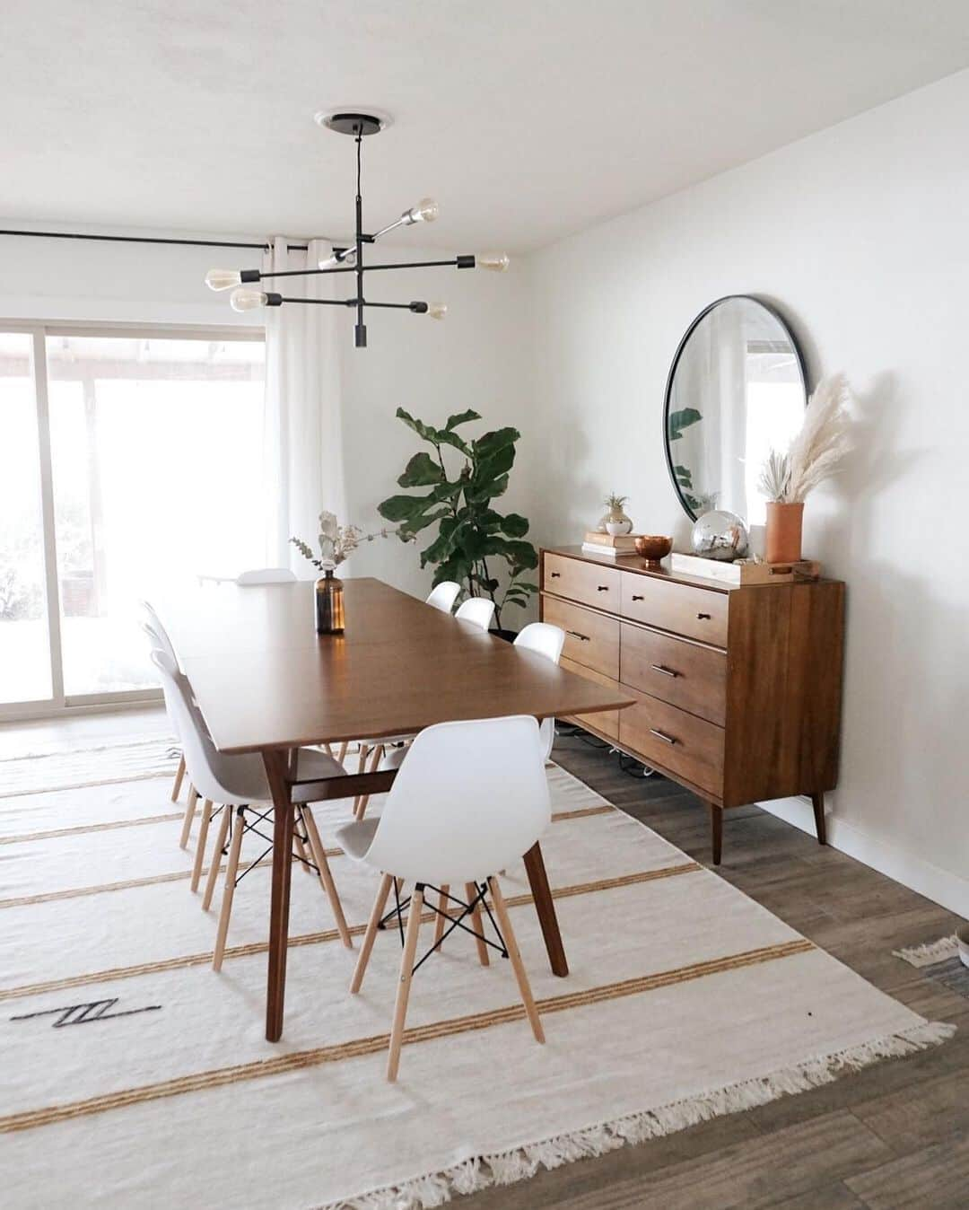 west elmさんのインスタグラム写真 - (west elmInstagram)「It's #FairTradeFriday! Our Mid-Century Expandable Dining Table is a long-time customer favorite, and its stylish frame is made from #sustainablysourced wood in a @fairtradecertified facility. Link in bio to shop and share your style by tagging @westelm! ✨ (📷: @littlecitybungalow, @julien.lev, @mariah_lauren, @the.orange.home and philos_and_ferns) #mywestelm」11月7日 6時22分 - westelm