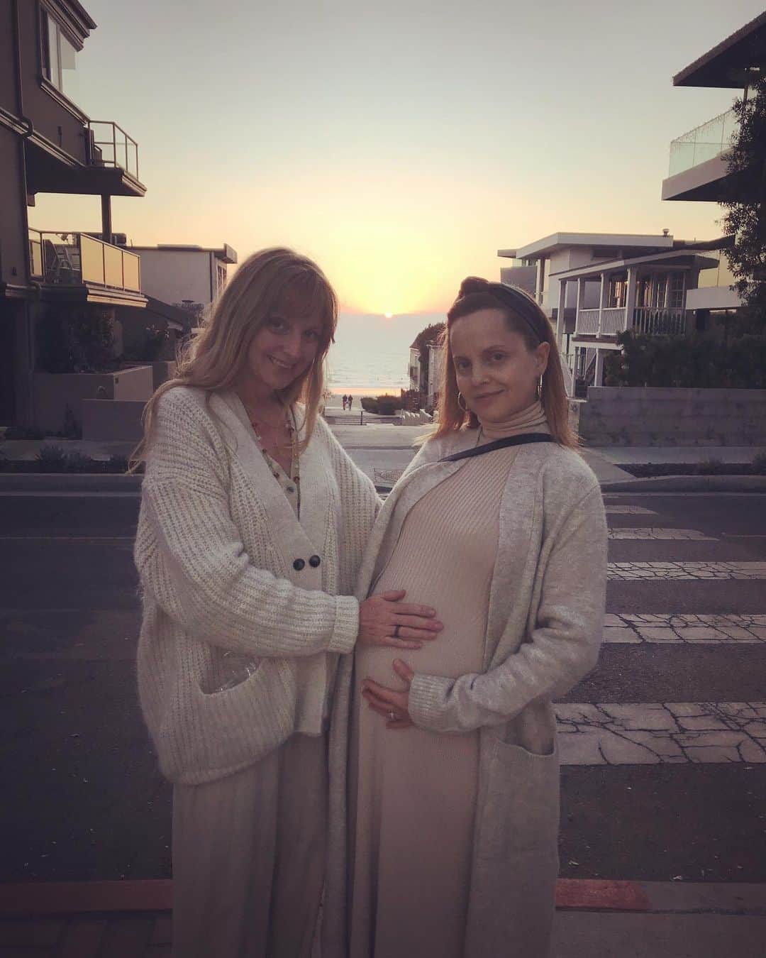 ミーナ・スヴァーリのインスタグラム：「Lifelong friends celebrating LIFE✨ Big birthday shoutout to this QueenBee @stephlrowe for another weekend of magic!  The good thing is that when they have to walk slow for you and your baby belly, they get to catch the wondrous sunset! 🥰 #BirthdayBae #BabyHope #FriendFriday」