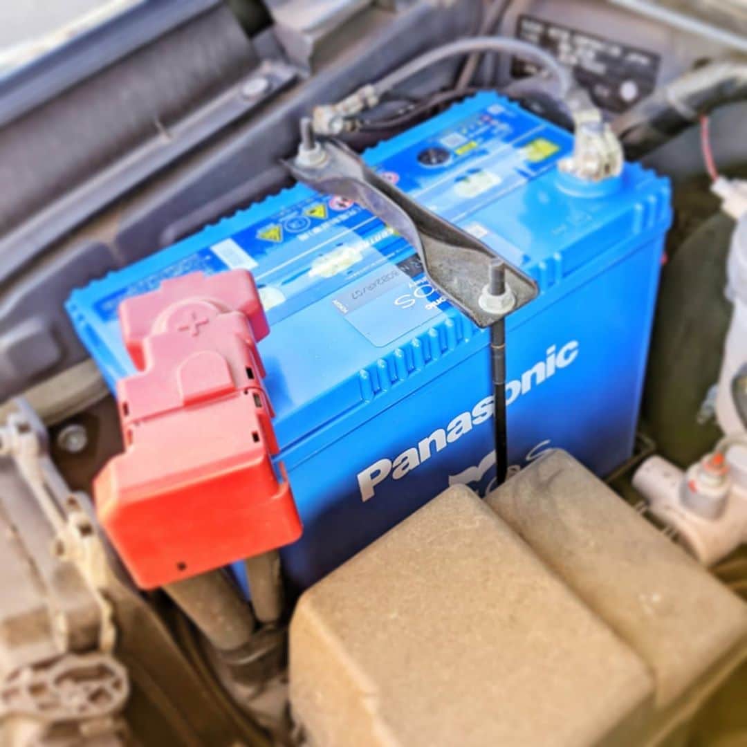 山下晃和さんのインスタグラム写真 - (山下晃和Instagram)「【CAR】トロピカーナ号のバッテリーを替えました  すでに6年目に突入していたのですが、まだいけそうな雰囲気はあったものの、いきなり停まったら怖いのと、車検が来たらどうせ替えるので、カラーコーディネート的に、このPanasonicの青に。  あとはヘッドライト、フォグランプ、ポジションランプを全てLEDバルブに替えてめちゃくちゃ明るくなりました。自分で簡単に交換できたので、もっと早くやっておけば良かったです。  スペアタイヤのタイヤカバーも破けていたので、2重で強いアピオ製のものに。 このタイヤカバーをオリジナルで作りたいなぁ。アピオに持ちこんでみようかしら  ということで、 新トロピカーナ号になりました。これからも大切に乗ろうと思います。  #ジムニー #jimny #JB23 #suzuki #スズキ #ヨコハマタイヤ #APIO #アピオ #アピオジムニー #ヨンク #四駆 #太陽拳 #クルマ離れは追い風 #クルマ所有の我々が貴重になります #クルマの取材もウエルカム #ありがたいことです」11月7日 6時38分 - travel_akikazoo