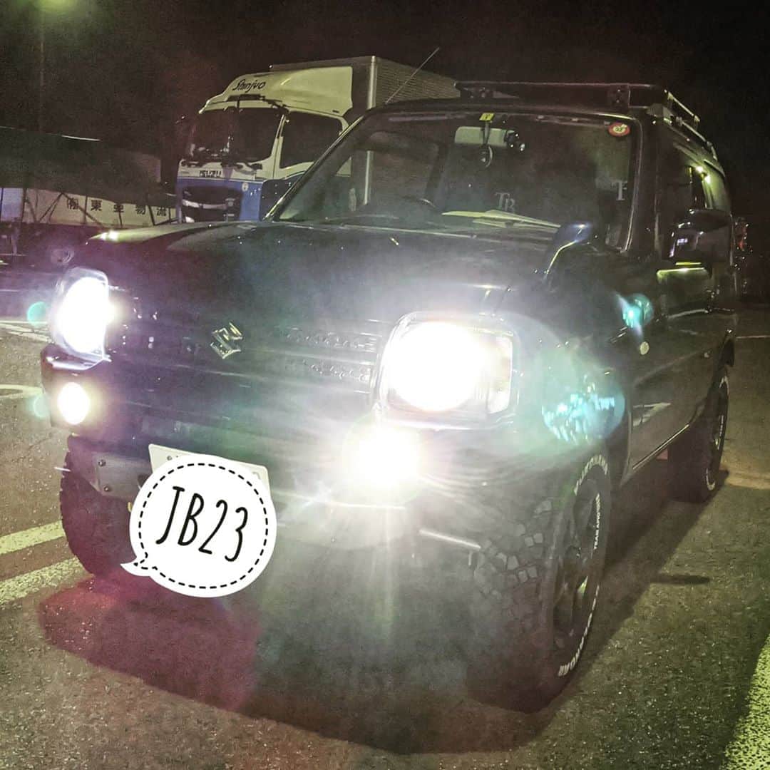 山下晃和さんのインスタグラム写真 - (山下晃和Instagram)「【CAR】トロピカーナ号のバッテリーを替えました  すでに6年目に突入していたのですが、まだいけそうな雰囲気はあったものの、いきなり停まったら怖いのと、車検が来たらどうせ替えるので、カラーコーディネート的に、このPanasonicの青に。  あとはヘッドライト、フォグランプ、ポジションランプを全てLEDバルブに替えてめちゃくちゃ明るくなりました。自分で簡単に交換できたので、もっと早くやっておけば良かったです。  スペアタイヤのタイヤカバーも破けていたので、2重で強いアピオ製のものに。 このタイヤカバーをオリジナルで作りたいなぁ。アピオに持ちこんでみようかしら  ということで、 新トロピカーナ号になりました。これからも大切に乗ろうと思います。  #ジムニー #jimny #JB23 #suzuki #スズキ #ヨコハマタイヤ #APIO #アピオ #アピオジムニー #ヨンク #四駆 #太陽拳 #クルマ離れは追い風 #クルマ所有の我々が貴重になります #クルマの取材もウエルカム #ありがたいことです」11月7日 6時38分 - travel_akikazoo