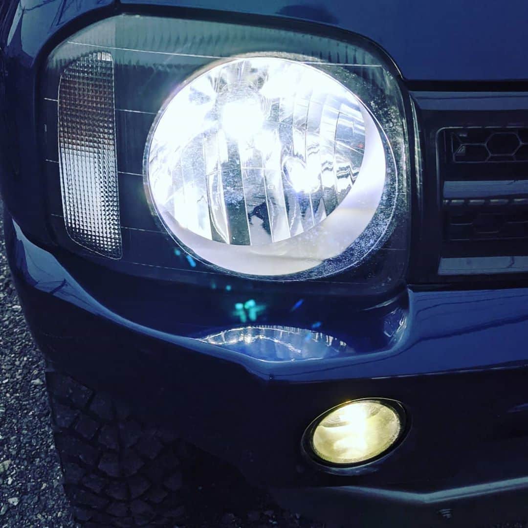 山下晃和さんのインスタグラム写真 - (山下晃和Instagram)「【CAR】トロピカーナ号のバッテリーを替えました  すでに6年目に突入していたのですが、まだいけそうな雰囲気はあったものの、いきなり停まったら怖いのと、車検が来たらどうせ替えるので、カラーコーディネート的に、このPanasonicの青に。  あとはヘッドライト、フォグランプ、ポジションランプを全てLEDバルブに替えてめちゃくちゃ明るくなりました。自分で簡単に交換できたので、もっと早くやっておけば良かったです。  スペアタイヤのタイヤカバーも破けていたので、2重で強いアピオ製のものに。 このタイヤカバーをオリジナルで作りたいなぁ。アピオに持ちこんでみようかしら  ということで、 新トロピカーナ号になりました。これからも大切に乗ろうと思います。  #ジムニー #jimny #JB23 #suzuki #スズキ #ヨコハマタイヤ #APIO #アピオ #アピオジムニー #ヨンク #四駆 #太陽拳 #クルマ離れは追い風 #クルマ所有の我々が貴重になります #クルマの取材もウエルカム #ありがたいことです」11月7日 6時38分 - travel_akikazoo