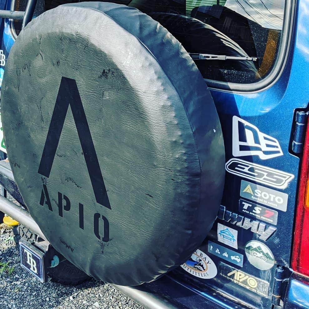 山下晃和さんのインスタグラム写真 - (山下晃和Instagram)「【CAR】トロピカーナ号のバッテリーを替えました  すでに6年目に突入していたのですが、まだいけそうな雰囲気はあったものの、いきなり停まったら怖いのと、車検が来たらどうせ替えるので、カラーコーディネート的に、このPanasonicの青に。  あとはヘッドライト、フォグランプ、ポジションランプを全てLEDバルブに替えてめちゃくちゃ明るくなりました。自分で簡単に交換できたので、もっと早くやっておけば良かったです。  スペアタイヤのタイヤカバーも破けていたので、2重で強いアピオ製のものに。 このタイヤカバーをオリジナルで作りたいなぁ。アピオに持ちこんでみようかしら  ということで、 新トロピカーナ号になりました。これからも大切に乗ろうと思います。  #ジムニー #jimny #JB23 #suzuki #スズキ #ヨコハマタイヤ #APIO #アピオ #アピオジムニー #ヨンク #四駆 #太陽拳 #クルマ離れは追い風 #クルマ所有の我々が貴重になります #クルマの取材もウエルカム #ありがたいことです」11月7日 6時38分 - travel_akikazoo