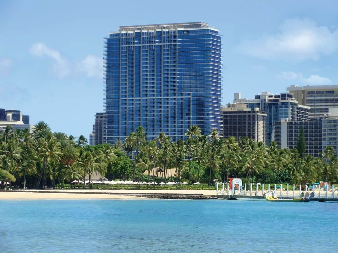 Trump Waikikiさんのインスタグラム写真 - (Trump WaikikiInstagram)「You can find us between clear skies and crystal blue ocean. #NeverSettle」11月7日 6時50分 - trumpwaikiki