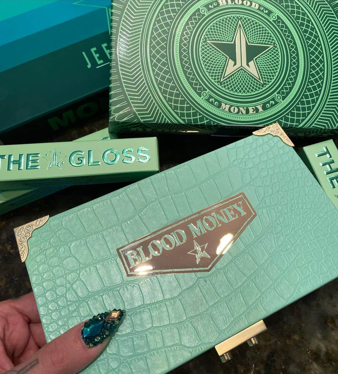 Jeffree Star Cosmeticsさんのインスタグラム写真 - (Jeffree Star CosmeticsInstagram)「Introducing the #BLOODMONEY artistry palette & collection!!!! 💵 This one of a kind #jeffreestarcosmetics 18 pan green dream is finally here!!! 💰 The FULL reveal video will be on my channel TOMORROW morning!!!! 💳 Get ready to be deceased. Extreme payoff. ⚖️ With our iconic mattes & insane sparkle metallic formula 💚©️ #jeffreestarapproved #vegan #bloodmoneypalette」11月7日 6時51分 - jeffreestarcosmetics