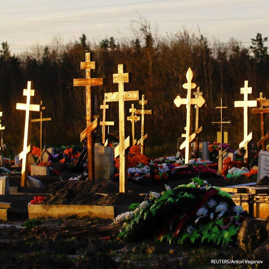 ABC Newsさんのインスタグラム写真 - (ABC NewsInstagram)「Crosses, tombs and wreaths sit together in a special purpose graveyard for victims of coronavirus disease on the outskirts of Saint Petersburg, Russia November 6, 2020. #covid_19 #stpetersburg #russia #coronavirus」11月6日 22時00分 - abcnews