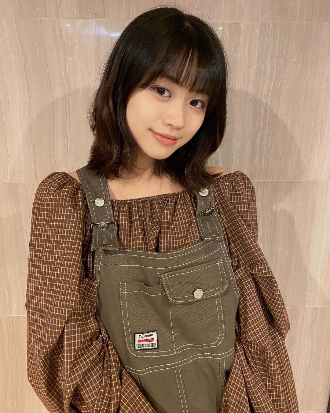 多田成美のインスタグラム：「☺︎ サロペットをゲットしたので、今回はガーリーにお気に入りのトップスを合わせてみました！ 今度はトレーナーも合わせてみたいな〜☺︎❤︎   そして明日からお休みですね！ 私は演技のレッスンで、先週うまくできなかった所にチャレンジします💪 皆さんは何をするご予定ですか？💓」