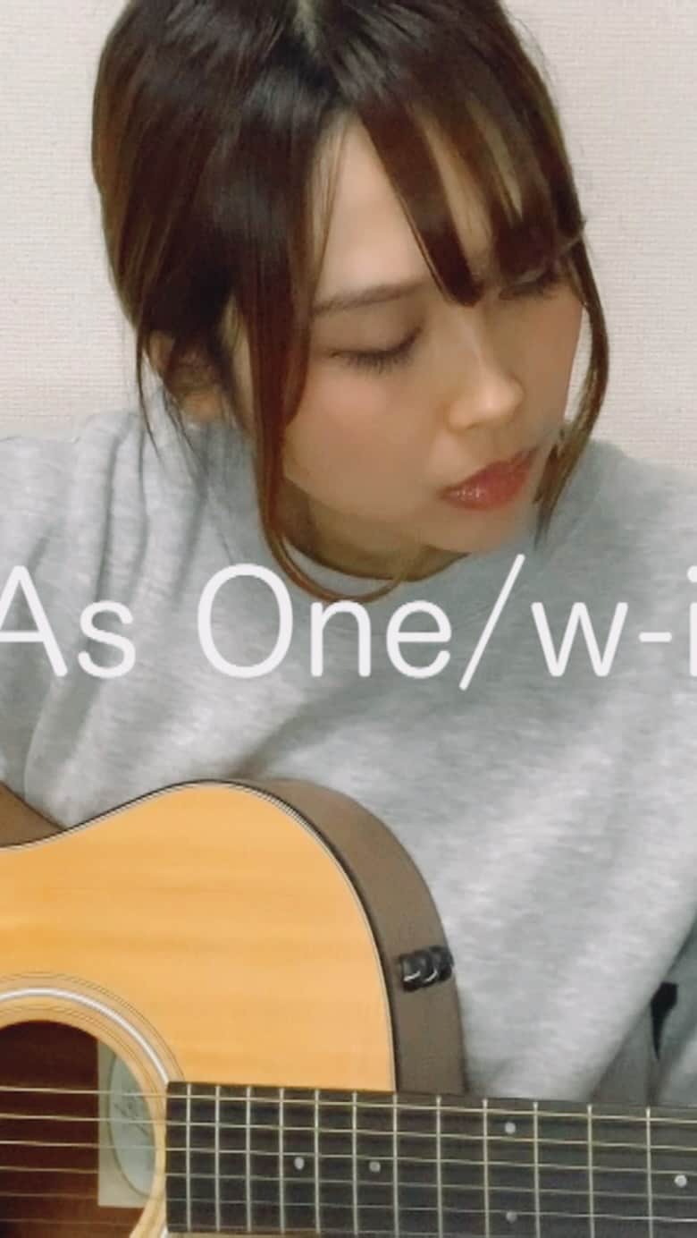 小池ジョアンナのインスタグラム：「インスタストーリーから、リクエストを募集した弾き語りカバー楽曲！  ✨✨第一弾✨✨  記念すべき一曲目は、  #w_inds @w_indsofficial  #BeAsOne です！  切ないメロディと掛け合いのボーカルが織り成すハーモニーが素敵な楽曲。  私も大好きな曲です。  リクエストありがとうございました😊🧡  #w_indscrew #w_indscrewと仲良くなりたい #w_indscrewと繋がりたい #w_indsday」