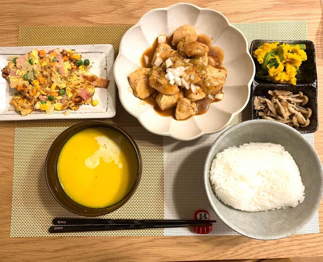 長谷川晴奈さんのインスタグラム写真 - (長谷川晴奈Instagram)「#はせはるの本気ご飯   🍚献立メニュー🍚  ・鶏胸肉の甘酢炒め ・かぼちゃの豆乳ポタージュ ・スパニッシュオムレツ（失敗） ・かぼちゃとほうれん草のサラダ ・しめじの煮浸し風  スパニッシュオムレツ作ったんだけど卵が足りなくてぽろぽろしちゃって思ったのと違うやつになった あー失敗したなー🥺 でも味は美味しかった🥺  #夜ご飯　#献立　#メニュー　#和洋食　#和食献立　#和洋食メニュー　#レシピ　#晩飯　#献立メニュー　#かぼちゃのポタージュ  #洋食　#夜ご飯#ダイニングテーブル　#料理 #料理記録　#名前入り箸　#手作りご飯　#秋の味覚」11月6日 21時54分 - haruna_hasegawa71