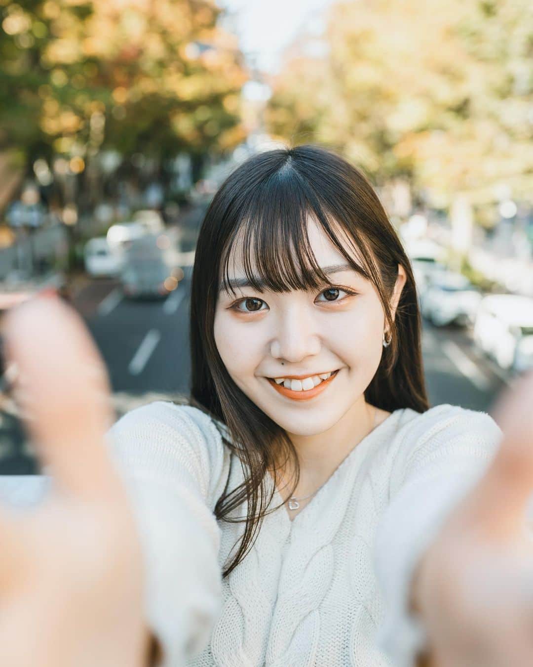 若森咲葉のインスタグラム：「・ 🤚🏻🤚🏻🍁  皆様こんばんは🌃  ついに明日は徽音祭！✨  そして今日はweb投票の最終日です。  最初の方は初めてのことばかりで色々迷いもありましたが、投票のためではなく、自分のやりたい活動をしてきたからこそ、皆様からの応援や投票は私の自信になったし、すごく嬉しかったです。  正直web投票は家族に頼むのも申し訳ないくらい手間だし、応援してくれているだけで十分だと思っていました。  でも、Twitter等で投稿が滞る期間も返信等の見返りを求めずに毎日欠かさず投票報告をしてくださる皆様や、｢毎日投票してるよ！｣と言ってくれるお友達が本当にたくさんいて、想像もしていなかった力強い応援に感謝しきれない思いでいっぱいでした。  特にInstagramではストーリーの反応を見て、大好きなお友達やサークルの仲間の名前を見て癒されるのに加えて、直接お話したことのないサークル・高校・大学の先輩方や後輩の皆さん、友達や家族のお友達など、自分の想像を遥かに超えて沢山の方が応援してくださっていることを知りました。  本当に嬉しかったです。  web投票はミスコンにとって存在が大きい分、投票するしないを悪用できるという悪い面もすごくあると思います。  私はミスコンに何か将来がかかっているわけではないので、媚びを売るのはプライドが許せなくて、自分が嫌な思いをしないことを優先してきました。  上手く言えないけど、だからこそ、ここまで応援してくださった皆様の応援の気持ちは私にとって本物だし、一緒にここまで来られたことが本当に嬉しいです。  長い間、貴重なお時間を私にくださって本当にありがとうございました😊🌷」