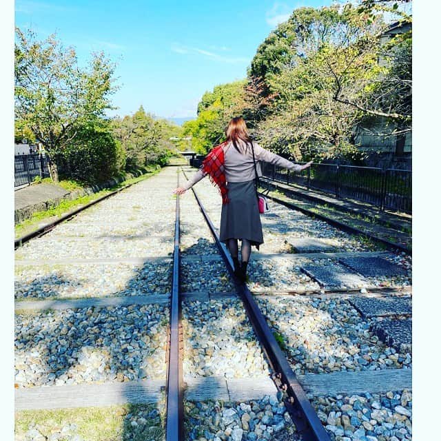 美蘭レンナのインスタグラム：「. . . 昔の線路の跡🛤 瓢亭→ブルーボトルコーヒー→イノダ という最高な一日😋✨💕 毎回楽しすぎる💕💕ありがとう☺️ . . . #京都#蹴上#日帰り旅#秋#観光#紅葉 #線路跡#食欲の秋#芸術の秋#勉強の秋 #後ろ姿#バランス#お茶タイム#ランチ#ランチタイム#夜は#春水堂#食べすぎ #幸せ#楽しい#良い天気#お出かけ日和 #instagood#instagram#instapic#photo#kyoto#kouyou#autumn#trip」