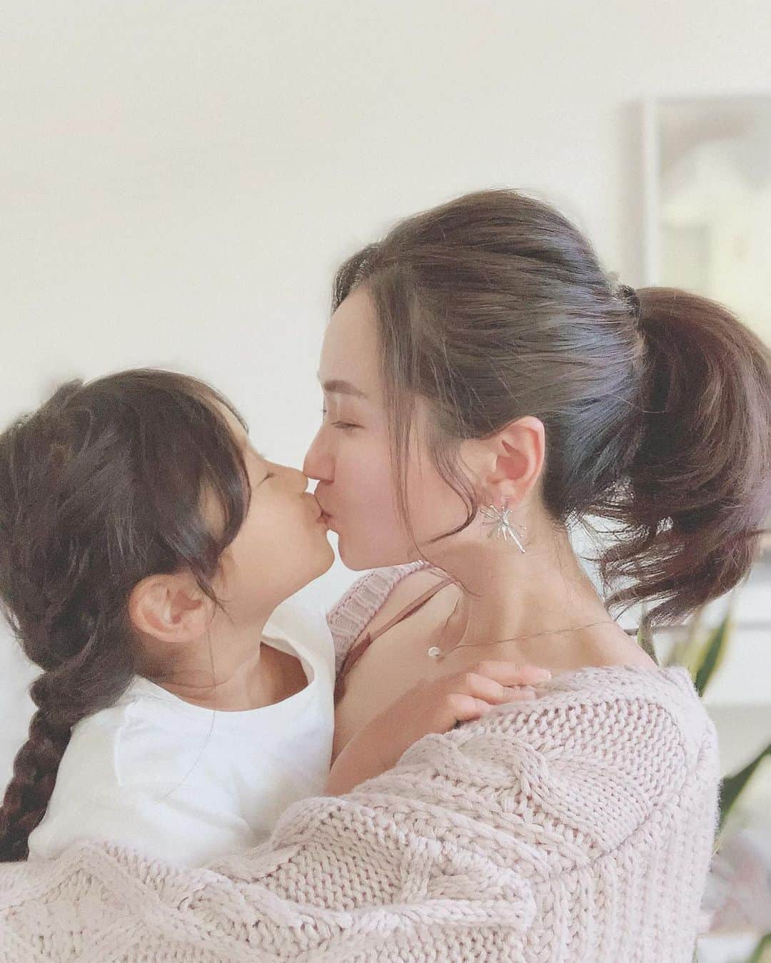 リナのインスタグラム：「💛family day💛  私の力、糧、人生そのもの  3人の子どもたちがいて、 パパがいて、、、  毎日毎日、ドタバタで ガヤガヤでグッチャグチャだけど、 この生活が無いなんて考えられないし 何より1番好きっ❤︎  道で知らないおばあちゃんに 『今がイチバン華だよ！』っと 言われた意味を噛み締めながら 生活してる♪  ...................................................... #3児ママ #家族 #家族の時間 #大切な人  #大切な家族 #大切な時間 #唯一無二 #人生の華 #私の宝物」