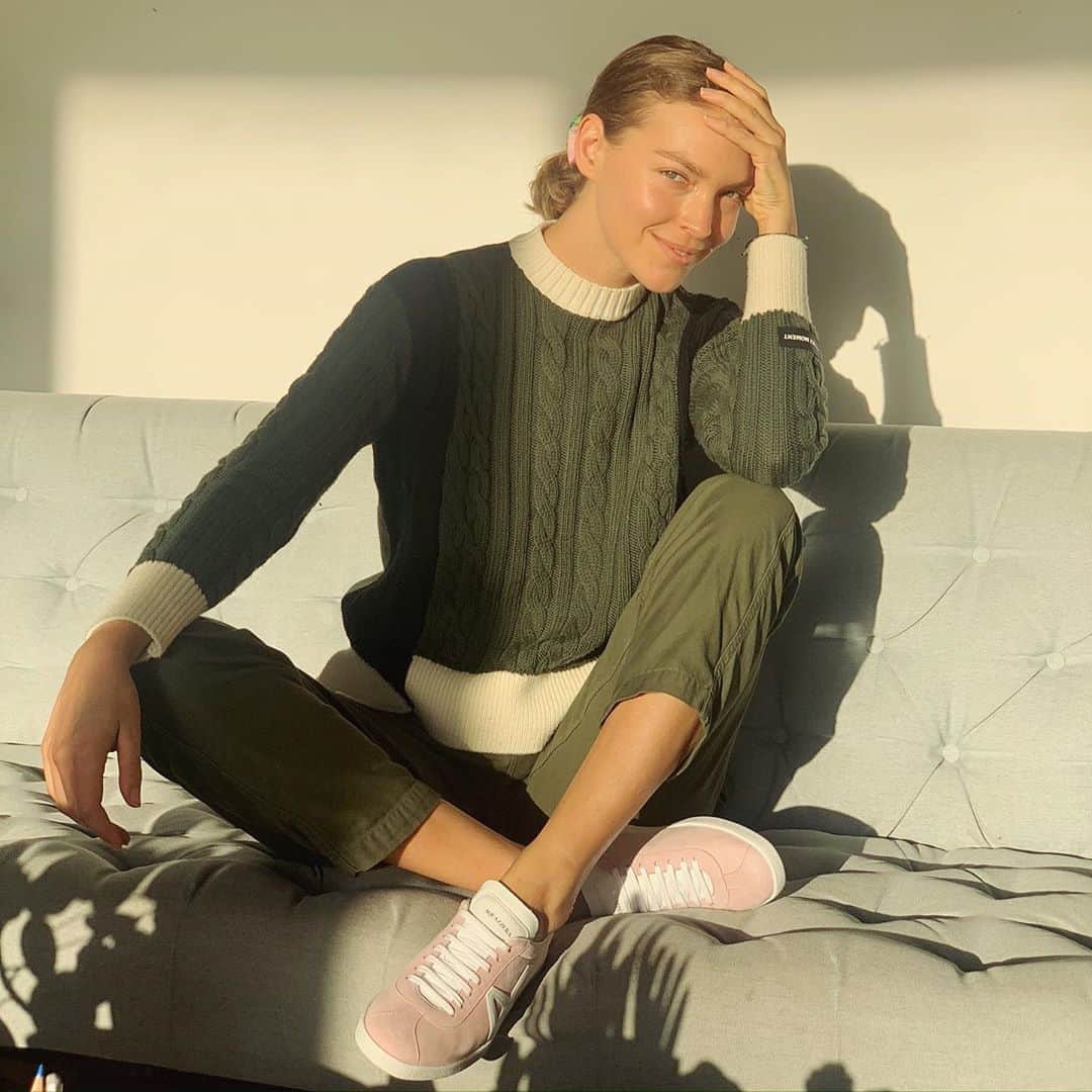 アリゾナ・ミューズのインスタグラム：「Tomorrow I’m going to be taking part in the @womenforwomenuk Virtual Car Boot Sale 😍  I have picked out my favourite piece to share with you (these beautiful pink @aquazzura sneakers 💕) so you can shop guilt free, all for an incredible cause.   The #VirtualCarBoot Sale is an all-day fashion extravaganza with exceptional fashion at discount prices.  Hosted by @eagletta, in partnership with @THEOUTNET and supported by @ds_uk you can shop the wardrobes of style icons and coveted brands directly from your living room...  Best of all, 100% of proceeds support @womenforwomenUK’s work with women survivors of war through the Coronavirus pandemic.   Visit @womenforwomenuk’s link in bio for all the details 🛍」