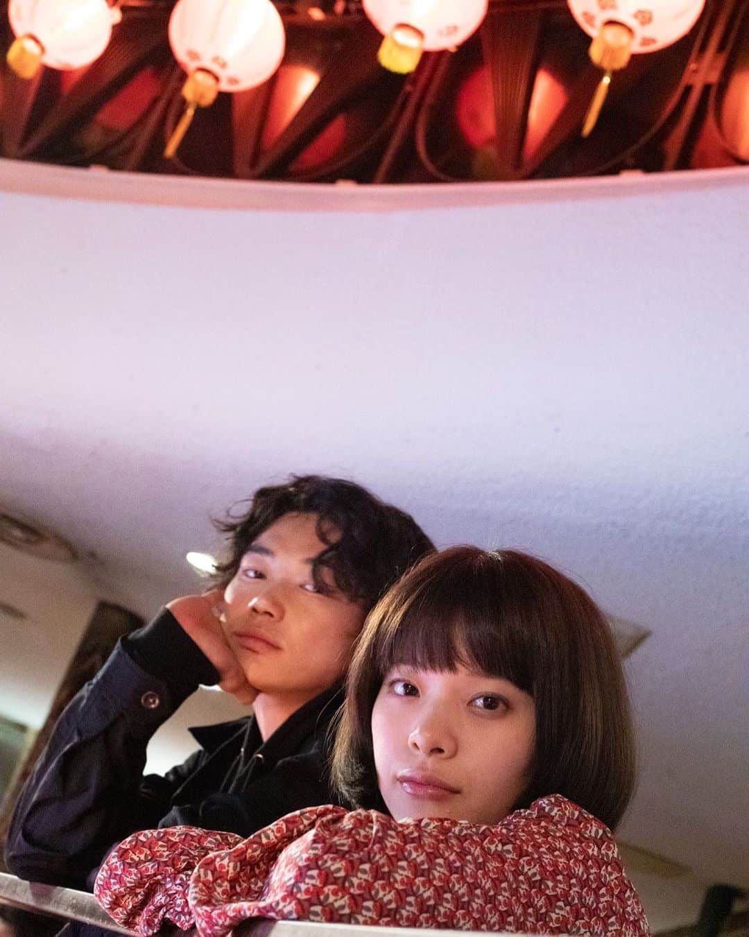岸井ゆきののインスタグラム：「げんきですか？ わたしは元気です☺️ おしらせです。 「えんとつ町のプペル」MVが先日公開されました。 わたしはドラマ版に出演しています。 はじめての蜷川実花監督、はじめましての笠松将さん、はじめてのマスクでお芝居でした。 蜷川さんの世界、キラキラして色があって、うつくしかったです。 hydeさんの歌も、みなさんのダンスもすてきなので、観てください🎃🎀❤️  はー！秋ですねー🍂 冷えるから体調には気をつけてくださいね🌰✨」