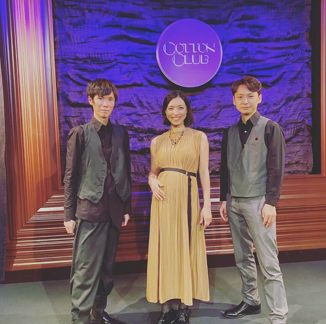 SHANTIのインスタグラム：「@cottonclubjapan 11/5th Acoustic Resonance with ShimizuNishiya. ご来場頂いたお客様に心から感謝します。久しぶりのステージ。サウンドチェックから素敵な会場での音の響きと喜びを感じるレゾナンス。弦楽器と歌というとてもシンプルな編成の中にインティメートなアンサンブルの深み。444hzチューニングでお届けしました。母になる発表をして思い出に残るコンサートをさせて頂きました。まだまだコンサートには足を運びにくい時期、スタッフも気づかいが行き届いていて安心して歌えました。音楽は心の栄養。気兼ねなくコンサートに行きそして音を共有できる日が訪れますように。皆さんの心の少しでもこのレゾナンスを届ける事ができたのなら幸いです。 ゆったり生きる。自然と一体でその生命の息吹を呼吸して声を響かせ伝える。歌う事の意味が大きく変わってきたこの一年、長いスパンでライフワークまた新たな冒険の始まりです。live photos by K  #歌手　#シンガー #singer #ensemble #stringsvocalensemble #classicaljazz #livemusic #清水西谷 #コットンクラブ東京 #ソルフェジオ周波数 #ソルフェジオ528hz #歌声 #美声 #ストリングス奏者ってやっぱり凄い #チェロ  #バイオリン #celloplayer #violinist」