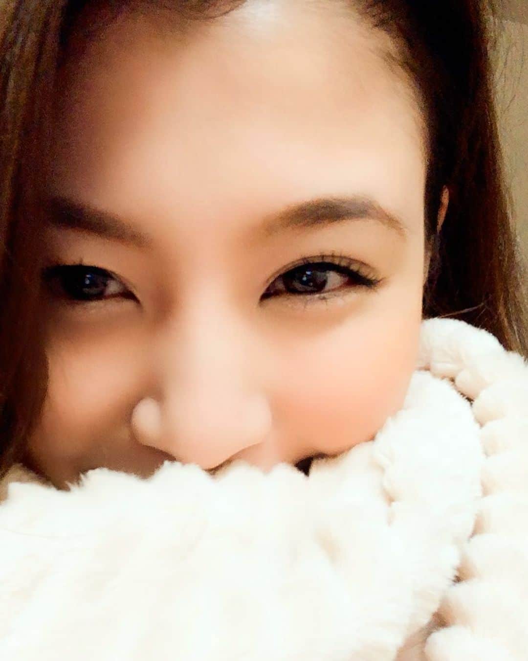 源崎トモエのインスタグラム：「もふもふ🤍 . #もふもふ #今日はちょっと寒かったね #もふもふマフラー好き」