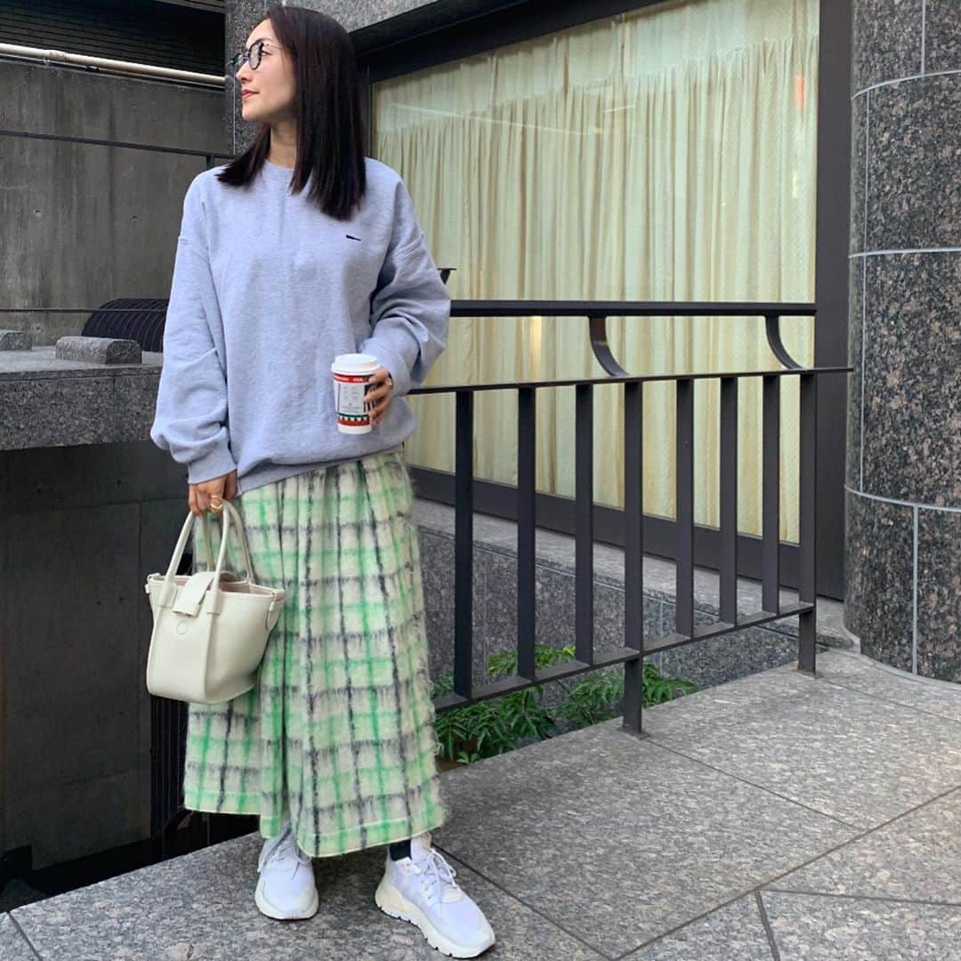 亀恭子のインスタグラム：「日中コートいらずで過ごしやすかった日の。  スエット×華スカート  久しぶりの色柄、着ると気分がアガル^ ^  someday's… #fashion #ootd #kkstyle #tokyo #kamesclose #tops #elendeek ×#descendant #skirt #blamink #bag #vasic #shoes #adidas #autumn #october」
