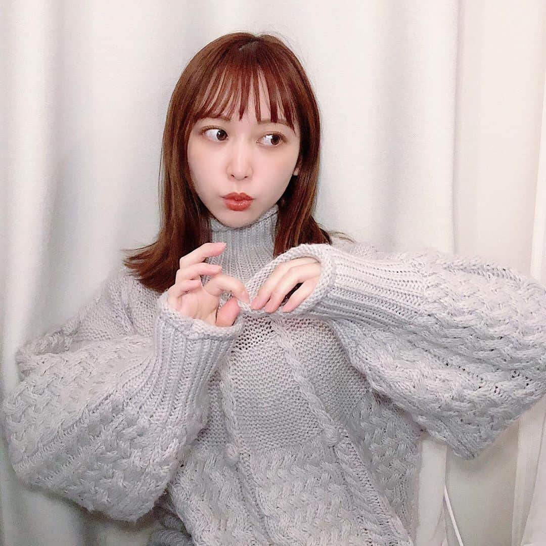 木村ミサのインスタグラム：「ニットがほっこりな季節🧶﻿ ﻿ 今年も﻿ @ruby_and_you のニットを🧶﻿ 袖のキュッとしてボリュームがあるの﻿ たまらんよぉ、、🐏﻿ ﻿ ﻿ お友達のブランドばかりを﻿ 纏いまくってる私です﻿ ﻿ あとね、最近の﻿ 髪色が調子いいです🌰﻿ オレンジベース継続中🍊﻿ ﻿ ﻿ ﻿ #outfit #推し #ニット #code #オレンジカラー #オレンジブラウン #オレンジヘア #秋色カラー #コーデ #ニットコーデ #ヘアカラー #멋스타그램　#데일리룩　#오오티디　#머리스타그램　#일상 #orangehair #rubyandyou #knit #ootd」