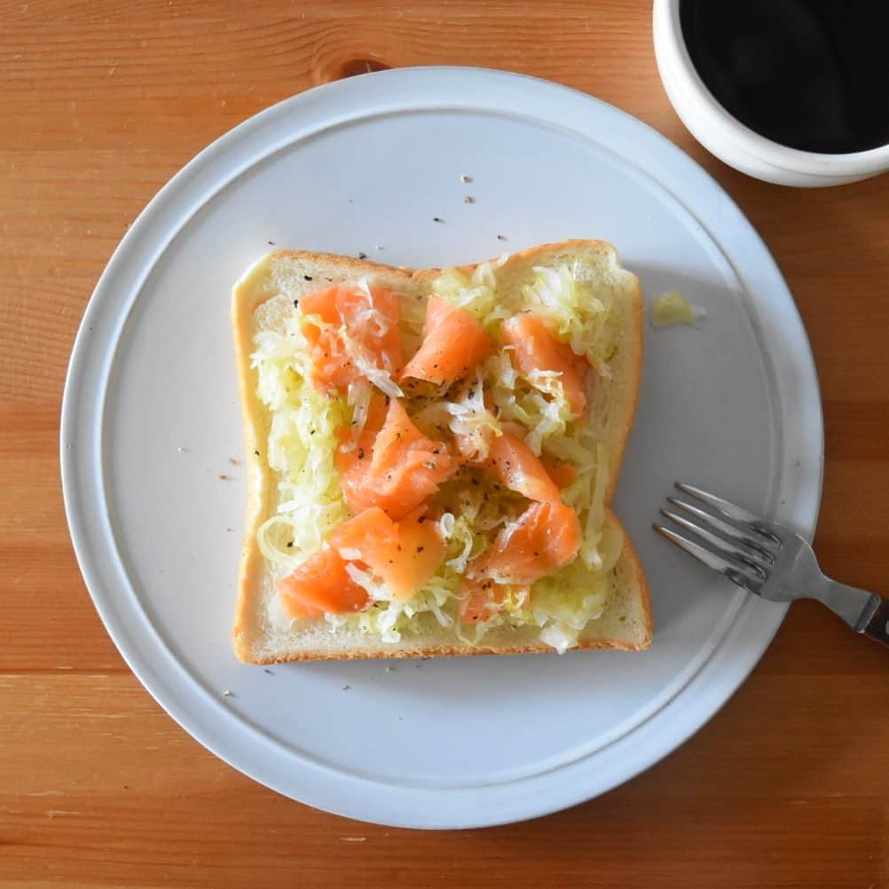 山崎佳のインスタグラム：「Today’s breakfast. キャベツとスモークサーモンのマリネ。」