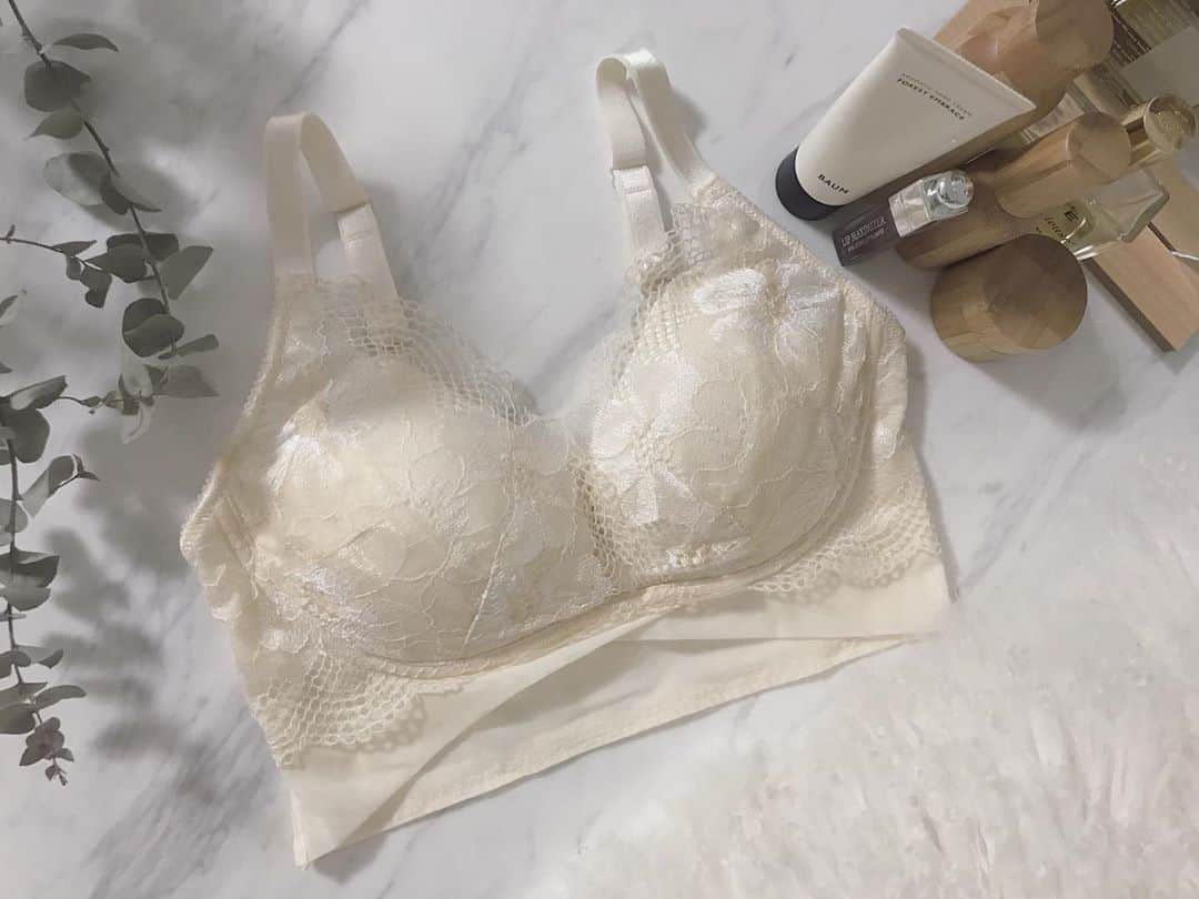 のインスタグラム：「𓍯𓂃 楽ちんかわいい🎀 @nubra_jp のノンワイヤー補正ブラ💕 ハミ肉をしっかりおさえ、 ノンワイヤーなのに 引き上げバストアップ✨  そして、 アネモネ柄のレースがめちゃくちゃかわいい💓  カラバリも豊富だったよ✨ ストーリーから〜✈︎ . . . . #ブラ#バストアップ#バストケア#下着#補正下着  #locari #mamagirl #ママコーデ#ママファッション#大人可愛い#大人カジュアル#カジュアルコーデ#シンプルコーデ #しまむら#ハンドメイドピアス#mamagirl#ハンドメイドアクセサリー#instagood#nail#セルフネイル #ヘアスタイル#ヘアアレンジ#秋コーデ#pr」
