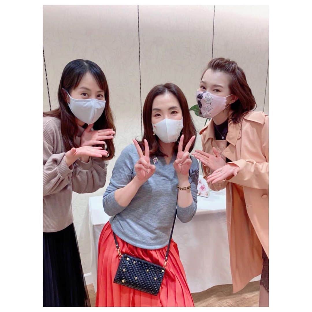 彩星りおんのインスタグラム：「久しぶりに同期のあずさとランチ🍴 懐かしい話に花を咲かせてお腹を抱えて笑いました😚  その後は、宝塚時代からお世話になっている瀧川末子さんが1日限り店頭にいらっしゃるということで、またまた行ってまいりました！ 日比谷シャンテ💓  末子さんのセンス抜群のピアスとイヤリングを2つgetしました💎 実は末子さんのSNSを見て前々から狙っていたもの😙 うれしい💕 また付けて写真載せますね♪  皆さんに抱っこしてもらえて娘も嬉しそうでした👶🏻 大さんのめちゃくちゃ高い高い(2メートル越え？)もお気に入りで、ばっちりカメラ目線いただきました😂 まるでシンバのようだわ…🦁  宝塚時代を思い出したよき1日。 退団して8年も経つと色々忘れてしまうものですねぇ…😅 記憶力の低下は見逃しがたいですが、今が充実しているということにいたしましょう👌🏻✨  ポップアップは8日まで！ あと2日ですよーー！！  #瀧川末子 さん #鳳翔大 さん #琴音和葉 さん #貴千碧 さん #春花きらら さん #天真みちる さん #彩星りおん」