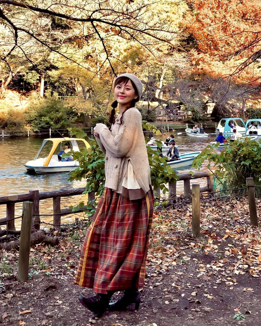 真衣ひなのさんのインスタグラム写真 - (真衣ひなのInstagram)「もう始まってるのかな紅葉🍂 人があんまりいないところへ ゆっくりまったり見に行きたいなぁ。 紅葉見ながらの温泉もいいなぁ💭  このトップス一度しか着てないかも… 今度着ようっと。 ボトムスも同じブランド。個性的ですき。  iPhoneアップデートしたら 新しい絵文字増えて嬉しい。  わたしのお気に入り。(最後の4つが新作) 🦦🥱🧸💭🧏🏻‍♀️🧘🏻‍♀🏋🏻‍♀️️🕳🦭🥸🥷🏻🤌🏼  みんながよく使う絵文字は？？  ☑︎ #オンラインサロンtumugu 動画配信日 「ヘアアクセサリーの選び方と使い方③」 check it out  @tumugu_online  ☑︎アメブロ更新「オフ会レポ＆お知らせ」」11月6日 22時09分 - hinano_mai