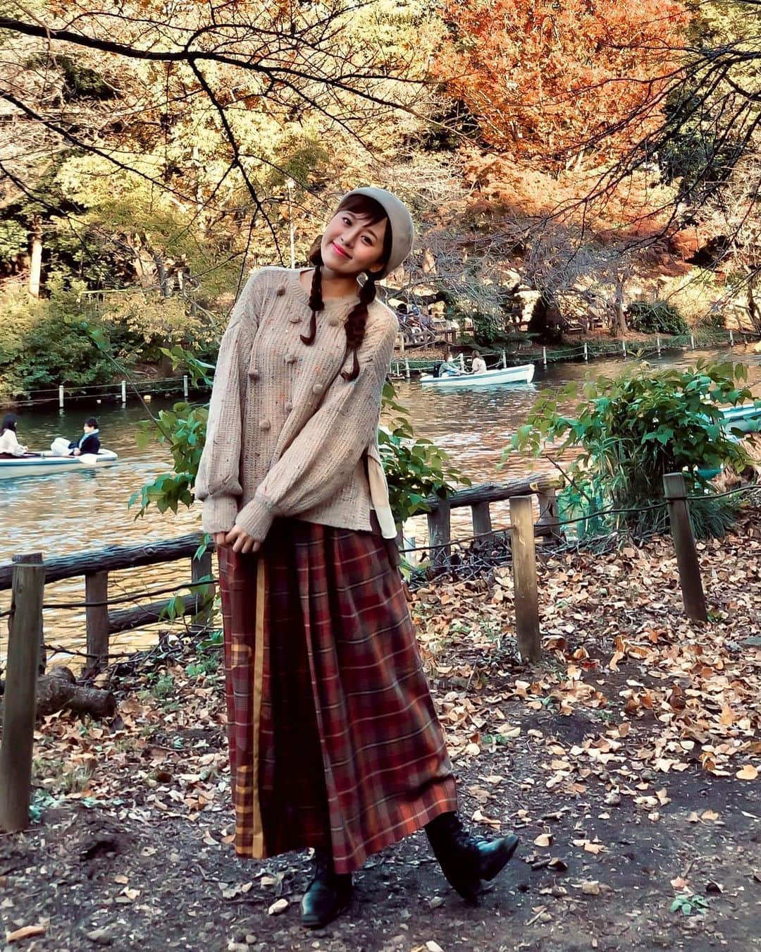 真衣ひなのさんのインスタグラム写真 - (真衣ひなのInstagram)「もう始まってるのかな紅葉🍂 人があんまりいないところへ ゆっくりまったり見に行きたいなぁ。 紅葉見ながらの温泉もいいなぁ💭  このトップス一度しか着てないかも… 今度着ようっと。 ボトムスも同じブランド。個性的ですき。  iPhoneアップデートしたら 新しい絵文字増えて嬉しい。  わたしのお気に入り。(最後の4つが新作) 🦦🥱🧸💭🧏🏻‍♀️🧘🏻‍♀🏋🏻‍♀️️🕳🦭🥸🥷🏻🤌🏼  みんながよく使う絵文字は？？  ☑︎ #オンラインサロンtumugu 動画配信日 「ヘアアクセサリーの選び方と使い方③」 check it out  @tumugu_online  ☑︎アメブロ更新「オフ会レポ＆お知らせ」」11月6日 22時09分 - hinano_mai