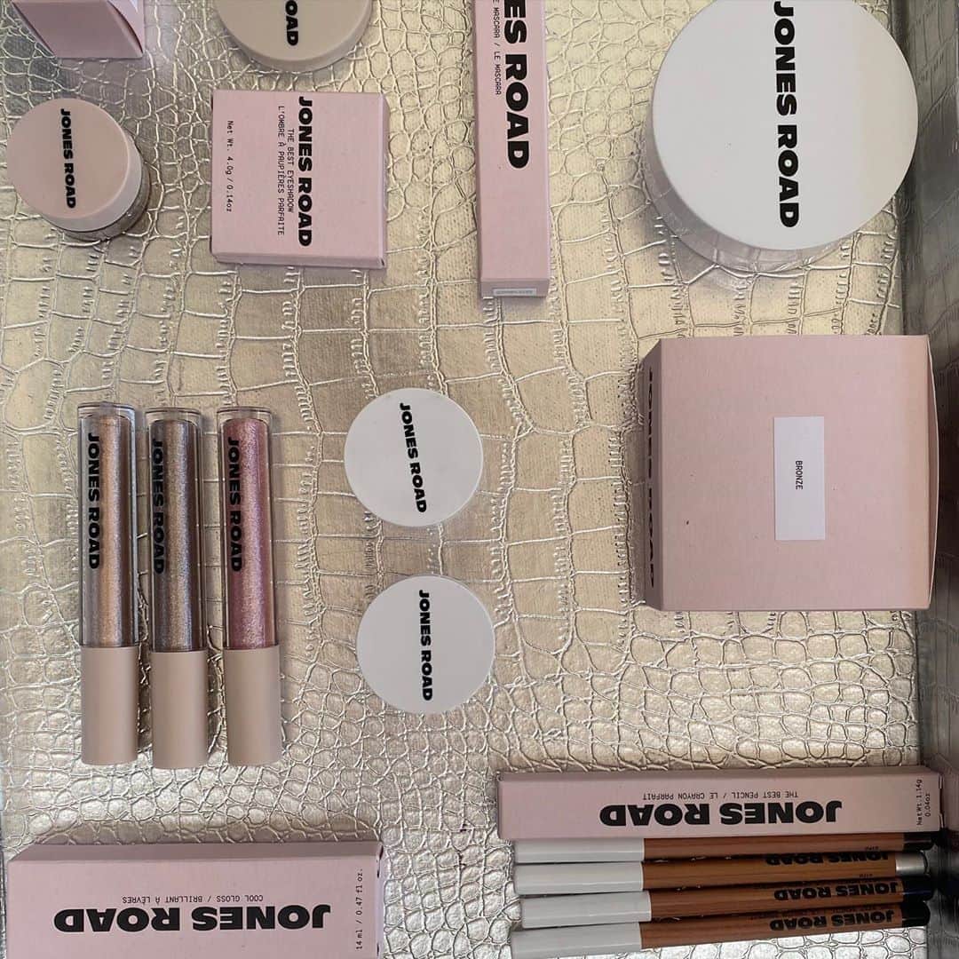 ボビー・ブラウンのインスタグラム：「The craziest time in history to launch a new beauty brand (@jonesroadbeauty). But it’s definitely been a good diversion to the tv on behind my head this week. Any of you guys coming up with reasons why not to do something, ask yourself why not. Me, I’m having the most fun I’ve had in years. Obstacles are more like opportunities and some new things to try. Thank you all for being part of my journey. Your words mean a lot. Ok back to @cbsthismorning」