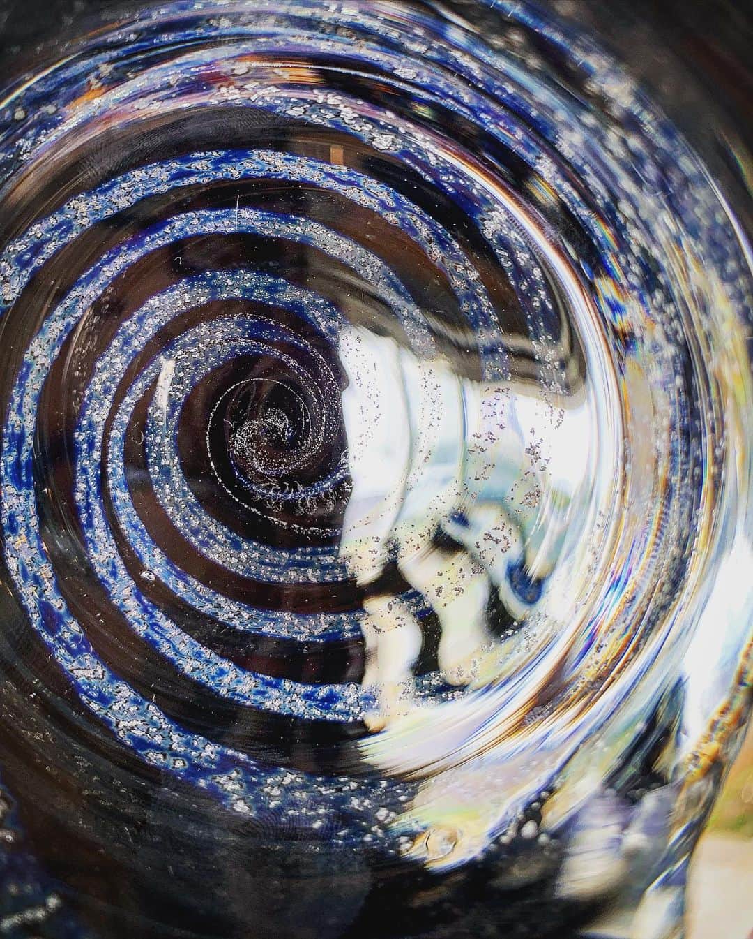 澤田友美さんのインスタグラム写真 - (澤田友美Instagram)「. ガラスで表現された宇宙のギャラクシー…✨🌌 @yugen.glass0606 さんの工房へお逢いしに行けて創られた作品を手に取ってみることがやっとできた✨ 麻炭を使ったガラスや青の綺麗さに吸い込まれそうだった🌌 yugenさん、有難うございました🙏🏻✨ . #cosmo #galaxy #universe #glasses #九十九里 #麻炭」11月6日 22時08分 - tomomi__sawada