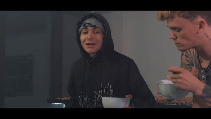 Bars and Melodyのインスタグラム：「Own ways music video dropping at 3pm   enjoy the new house tour」