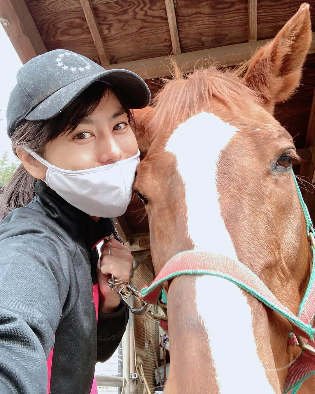 芳野友美さんのインスタグラム写真 - (芳野友美Instagram)「正式に#乗馬ライセンス5級 合格の報告を受けましたー✨ やったね☺︎次は4級だ！！ 今、主に#駈歩練習中 ♪難しいけどほんのすこーしコツが分かってきたような… 早く上達したいな！ 今日の相棒はスズラン☆ 仲良さげショット❤︎スズランは少々面倒くさそうにも見えるが（笑）」11月6日 22時11分 - yumi_yoshino_1980