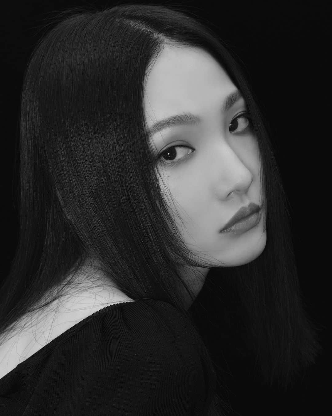 林映唯のインスタグラム：「每年這個時候都被提醒著，時間是殘忍的。 不過這一年太多的無常和不安，才發現時間其實也善待過我，倚靠它，被它治癒。 心存感激，祝福未來的自己。」
