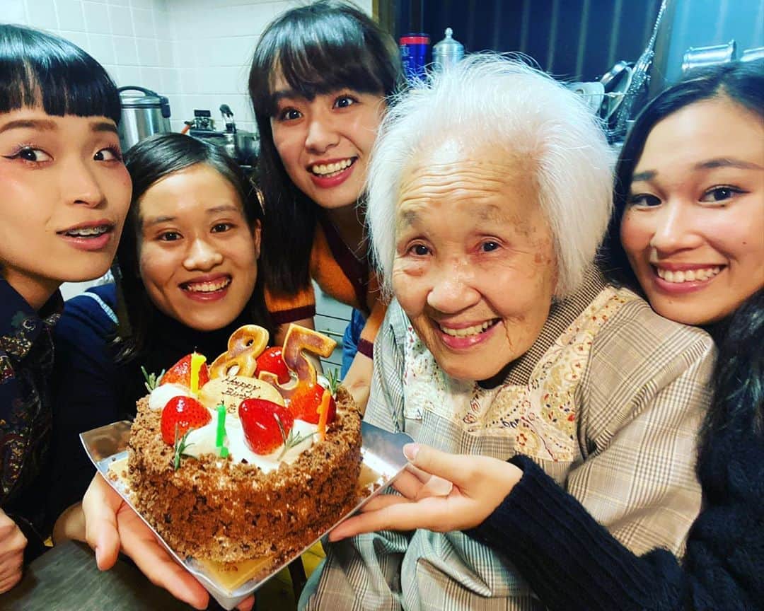 小春のインスタグラム：「85歳と孫たち 孫 全員女」