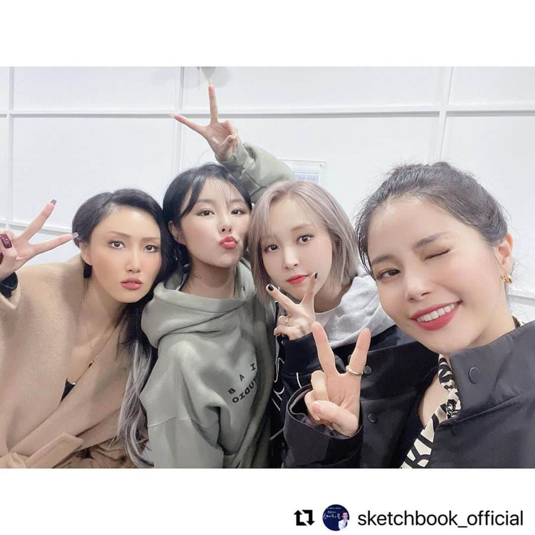 Mamamooさんのインスタグラム写真 - (MamamooInstagram)「. #Repost @sketchbook_official with @make_repost ・・・ - [유희열의 스케치북] 516장 ⭐️   ✔️#마마무 #솔라 #문별 #휘인 #화사 기쁘다 마마무 완전체 오셨네  저 사이에 껴서 같이 브이하고 사진 찍고 싶은 거...  저만 그런 거 아니죠? ✌🏻  ✔️#잔나비 #최정훈 #김도형 갬성장인에 이어 귀여움장인 타이틀까지  독차지하려는 욕심쟁이들 🐵🙈🙉🙊 여러분 그거 아시나요? ..  지금 유없스 유튜브에 잔망나비들이  꽁냥 거리는 영상이 올라가 있답니다 ...⭐️ (심장 강타 주의...)   ✔️#노을 #강균성 #전우성 #이상곤 #나성호 노을이 재해석한 박진영의 '너의 뒤에서'와  재간둥이 강균성이 선보이는 제왑삐 성대모사는!  잠시후 본방사수... 🤟🏻  ✔️#다크비 #이찬 #D1 #테오 #GK  #희찬 #룬 #준서 #유쿠 #해리준 일할때가 가장 멋진  다크 브라운 아이드 보이즈.. 다크비 👁 워크홀릭 장려송 '난 일해' 들으면서 우리 모두 부자 됩시다 💸  <유희열의 스케치북> 516장 잠시 후 오전 12시 40분 본방사수!!   #유희열의스케치북 #유스케 #셀카북」11月6日 22時26分 - mamamoo_official