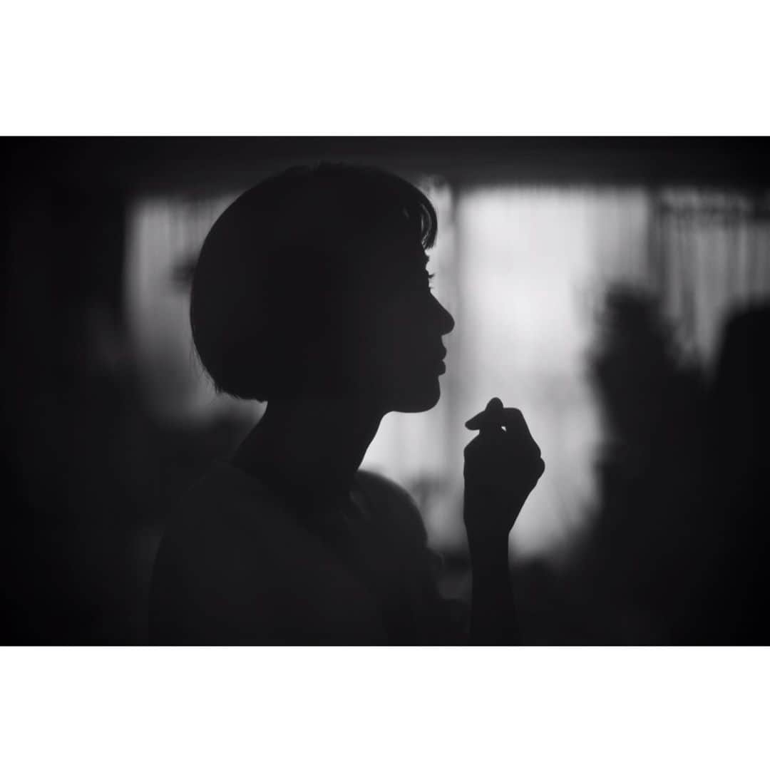 今村沙緒里さんのインスタグラム写真 - (今村沙緒里Instagram)「Photography by Herbie Yamaguchi. わたしたちのロミオとジュリエット2020 "影"と"レトロクラシック" をテーマに撮影をお願いしました。 そんな私の想像を、びゅーん！と 超えて、新しい世界に連れて行ってくれました。 #photgraphy #photomovie #blackandwhite #creative #사진 #写真 #ハービー山口 #わたしたちのロミオとジュリエット2020」11月6日 22時27分 - saorix13