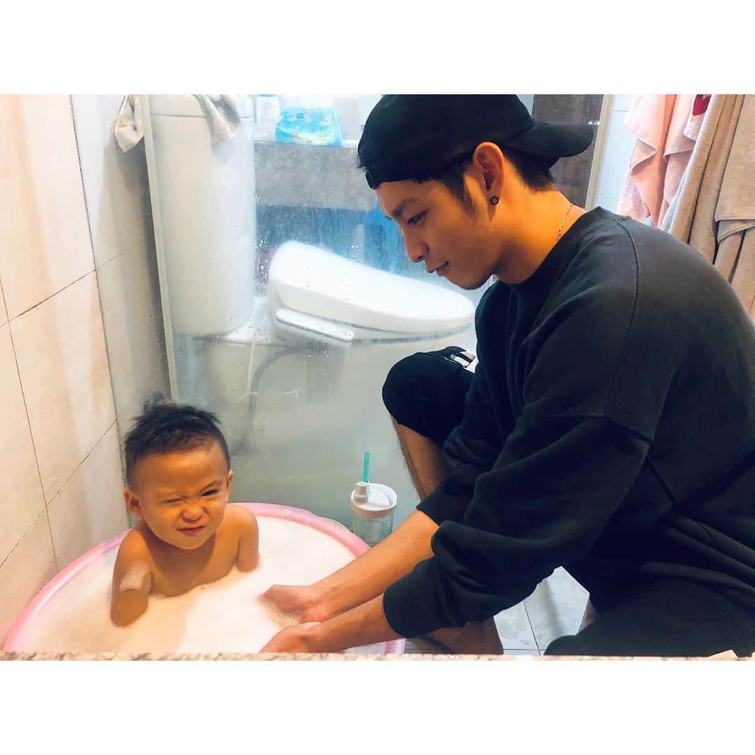 のインスタグラム：「從小就在耍帥🤣」