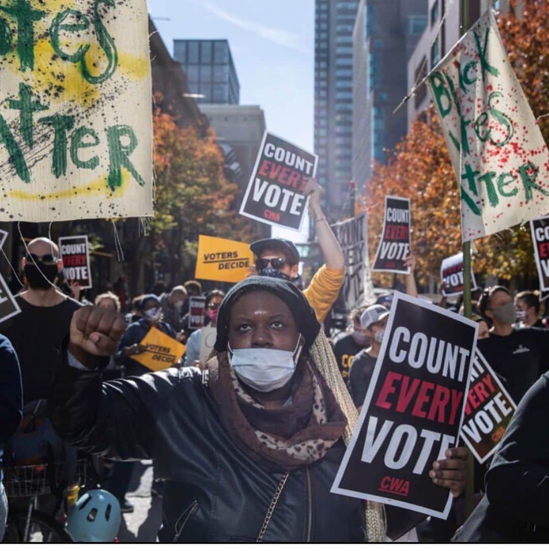 エイミー・シューマーさんのインスタグラム写真 - (エイミー・シューマーInstagram)「In Philly via @jimmygreenemusic shot by @nytimes by Victor J. Blue #counteveryvote #bidenharris2020」11月6日 22時27分 - amyschumer