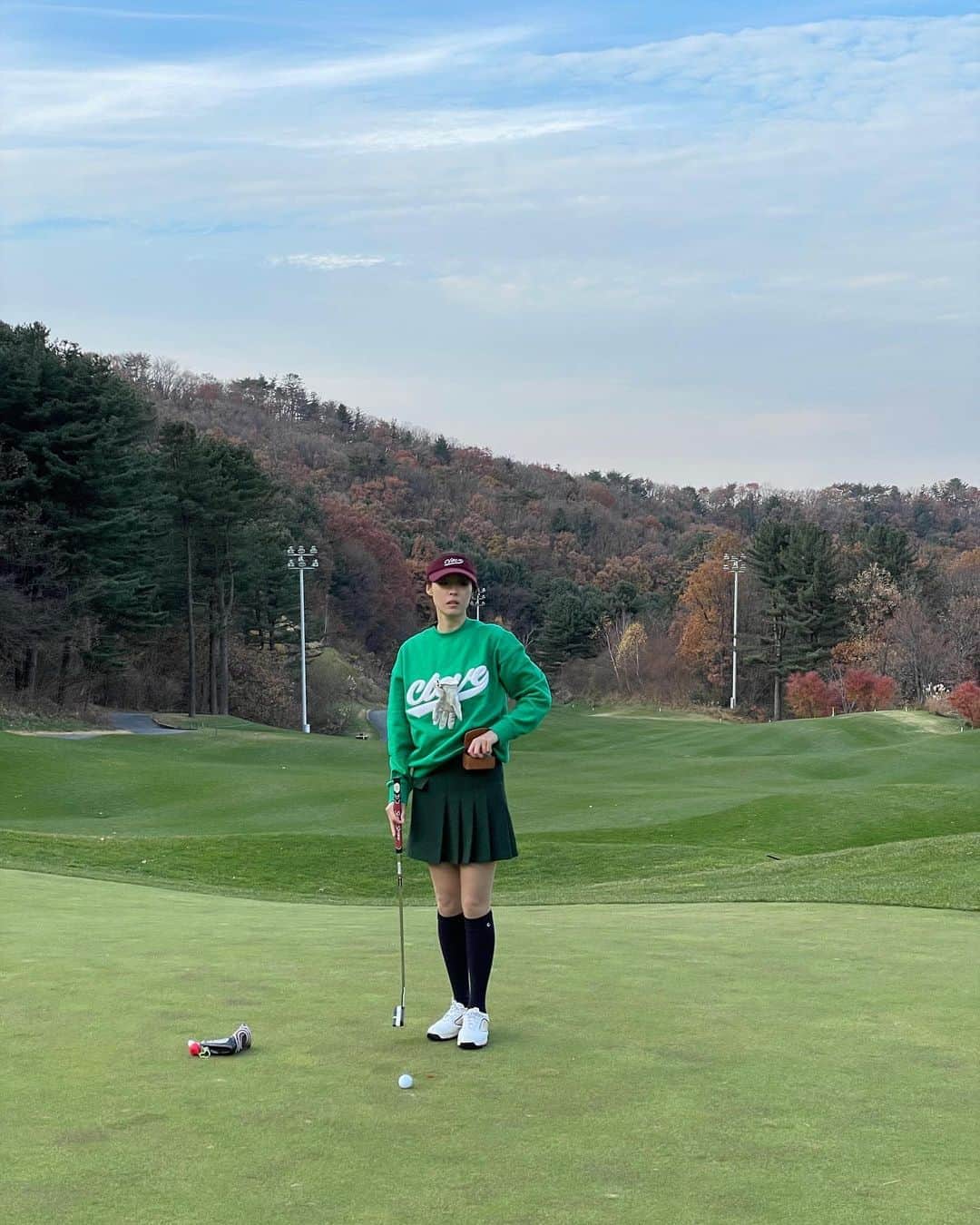 イ・ヨニのインスタグラム：「올해 마지막일듯~! Par3 버디찬스 너무 소심했다...😂 @cloveclub  너무 맘에들어!」