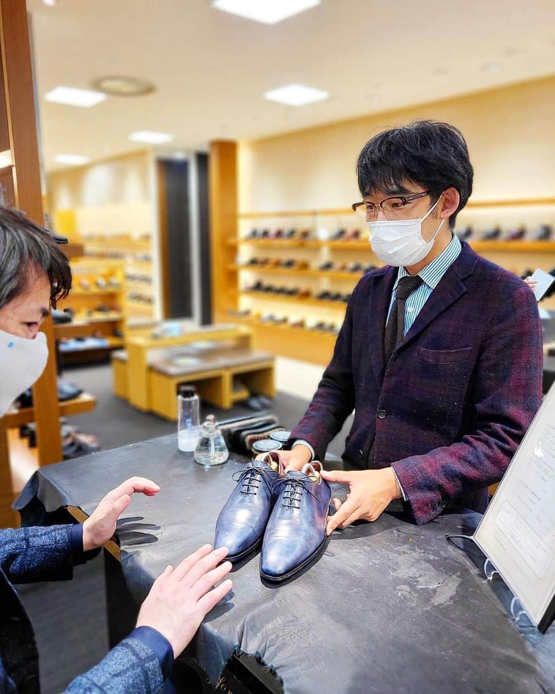bootblack_officialさんのインスタグラム写真 - (bootblack_officialInstagram)「Shoe care counselling by Columbus shoeshinist Mr.Mituhashi at @isetan_urawa_smartworkerstyle   #columbus#bootblack#bootblacksilverline#shoecare#shoeshine#shoepolish#shoegazing#shoestagram#mensshoes#mensfashion#leathershoes#highshine#madeinjapan#japanmade#japanmadeshoecare#japan#saitama#urawa#isetan#isetanmens#isetanmensshoes」11月6日 22時21分 - bootblack_official