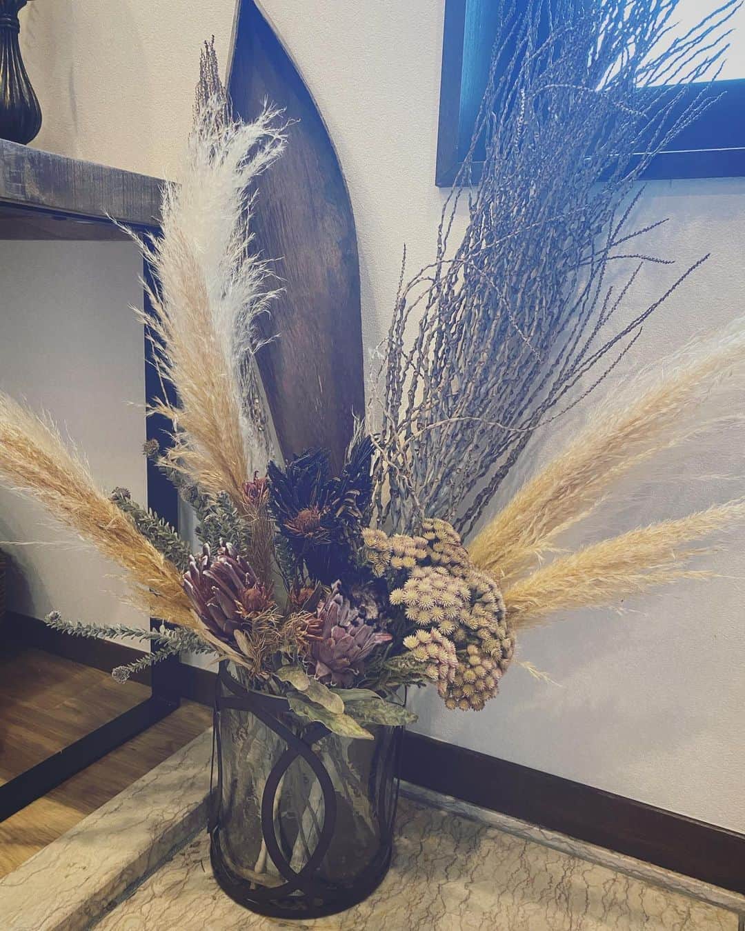 畑野ひろ子のインスタグラム：「ヤシの葉やヤシの花、パンパスを使って、ネイティブを飾りつけました。  #flowers #dryflower #ネイティブフラワー  #パンパスグラス #ヤシの葉 #myhome」