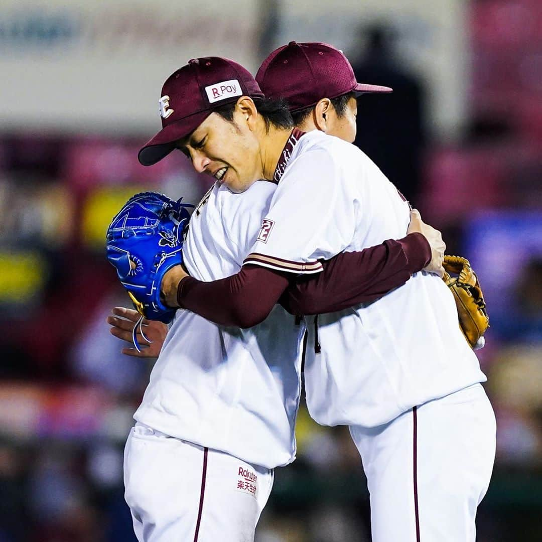 東北楽天ゴールデンイーグルスさんのインスタグラム写真 - (東北楽天ゴールデンイーグルスInstagram)「⚾️ ⚾️E 4-2 L⚾️ 渡辺直人選手が引退試合で大活躍✨✨✨ 1番DHで先発出場すると打っては2安打の大活躍‼️‼️ 走塁ではヘッドスライディングでホームイン💨 9回にはショートについてダブルプレーを完成👏🏼👏🏼 感激と感動の引退試合となりました😭 投げては岸選手が9回6安打2失点11奪三振で完投‼️‼️ 無傷の7勝目をあげるとともに 先輩の直人さんへ最高のプレゼント👍🏼 #rakuteneagles #NOWorNEVERいまこそ #日本一の東北へ #渡辺直人  #直人さんありがとう」11月6日 22時27分 - rakuten_eagles