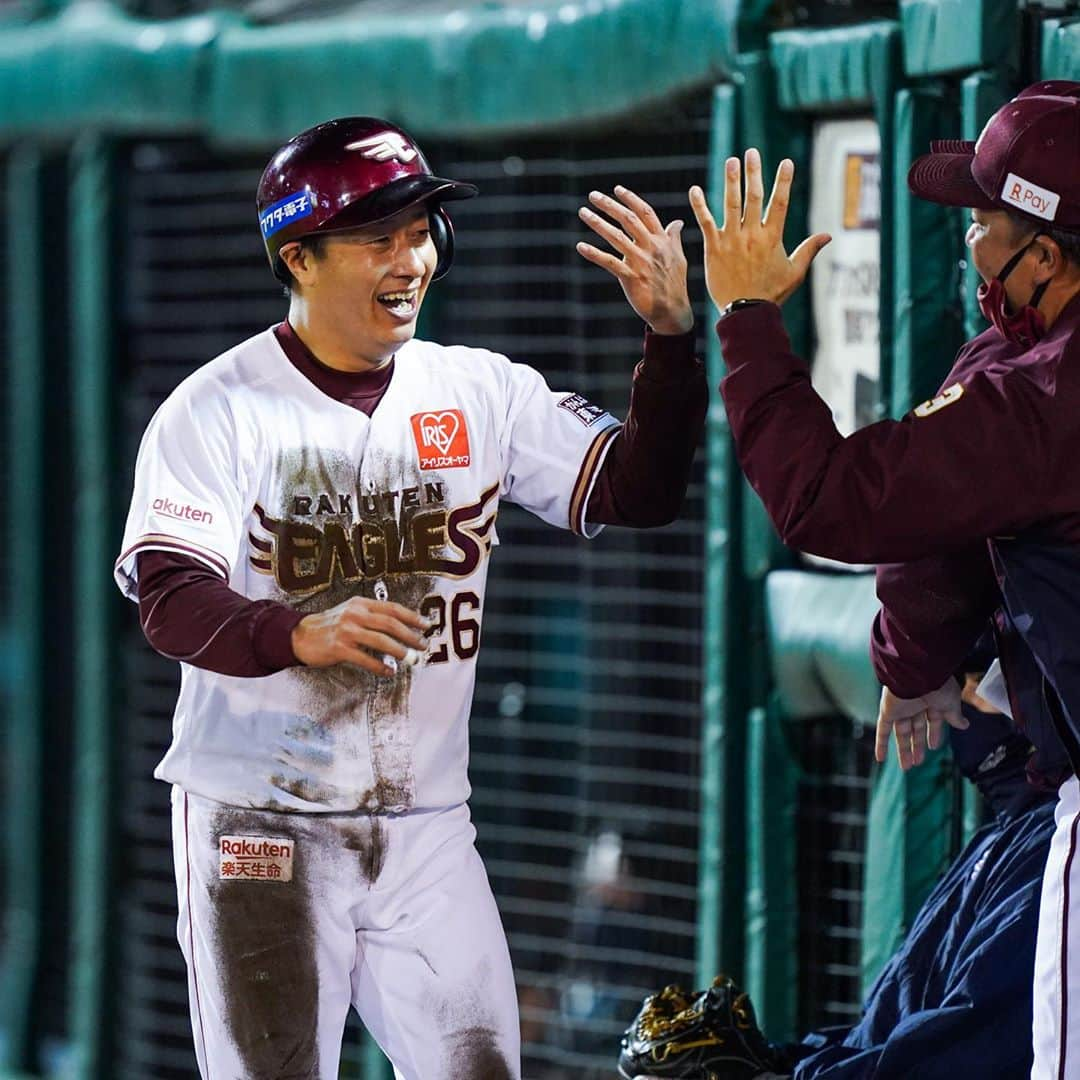 東北楽天ゴールデンイーグルスさんのインスタグラム写真 - (東北楽天ゴールデンイーグルスInstagram)「⚾️ ⚾️E 4-2 L⚾️ 渡辺直人選手が引退試合で大活躍✨✨✨ 1番DHで先発出場すると打っては2安打の大活躍‼️‼️ 走塁ではヘッドスライディングでホームイン💨 9回にはショートについてダブルプレーを完成👏🏼👏🏼 感激と感動の引退試合となりました😭 投げては岸選手が9回6安打2失点11奪三振で完投‼️‼️ 無傷の7勝目をあげるとともに 先輩の直人さんへ最高のプレゼント👍🏼 #rakuteneagles #NOWorNEVERいまこそ #日本一の東北へ #渡辺直人  #直人さんありがとう」11月6日 22時27分 - rakuten_eagles