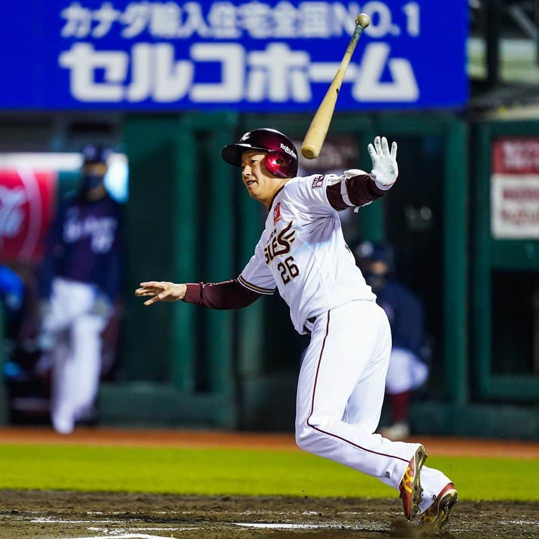 東北楽天ゴールデンイーグルスさんのインスタグラム写真 - (東北楽天ゴールデンイーグルスInstagram)「⚾️ ⚾️E 4-2 L⚾️ 渡辺直人選手が引退試合で大活躍✨✨✨ 1番DHで先発出場すると打っては2安打の大活躍‼️‼️ 走塁ではヘッドスライディングでホームイン💨 9回にはショートについてダブルプレーを完成👏🏼👏🏼 感激と感動の引退試合となりました😭 投げては岸選手が9回6安打2失点11奪三振で完投‼️‼️ 無傷の7勝目をあげるとともに 先輩の直人さんへ最高のプレゼント👍🏼 #rakuteneagles #NOWorNEVERいまこそ #日本一の東北へ #渡辺直人  #直人さんありがとう」11月6日 22時27分 - rakuten_eagles