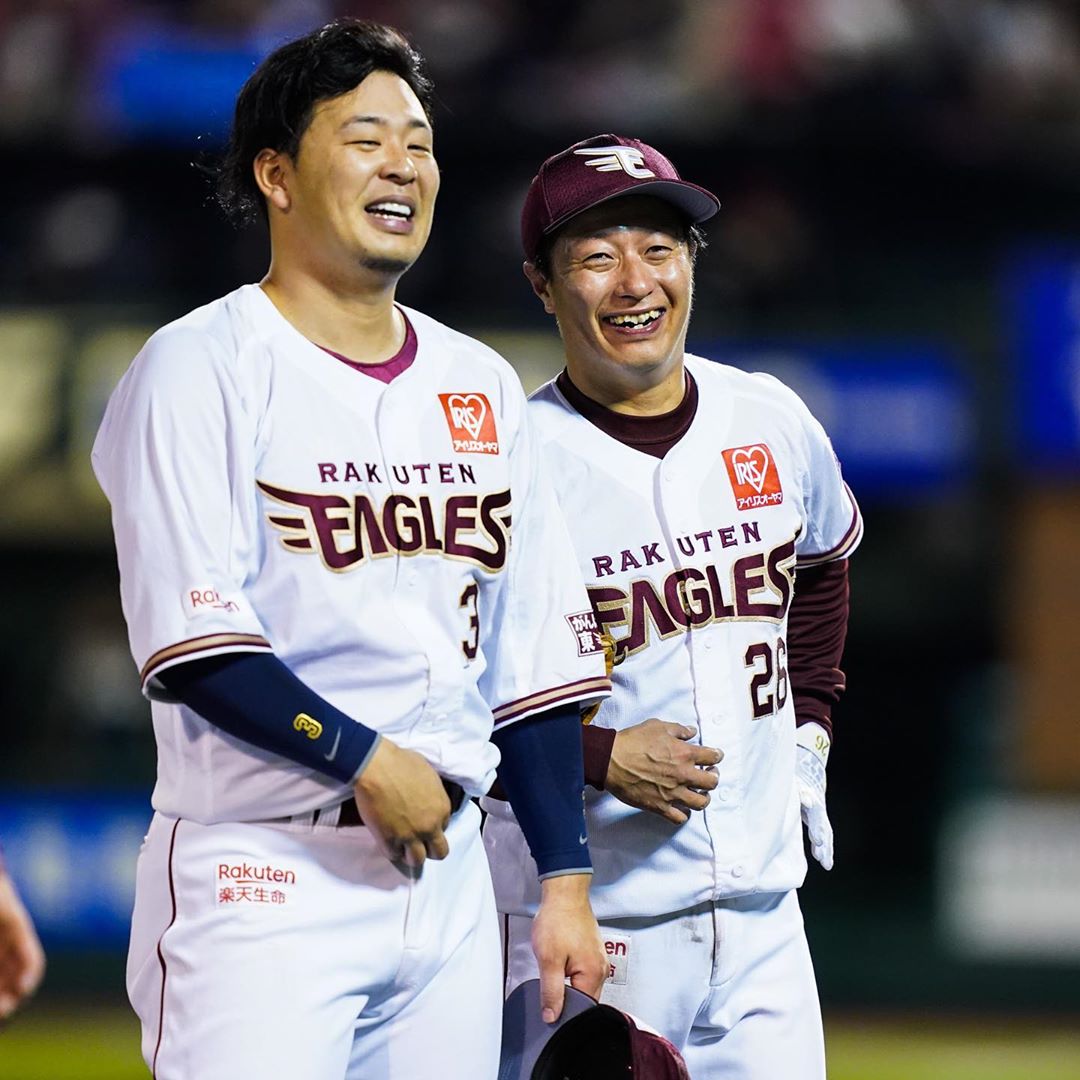 東北楽天ゴールデンイーグルスさんのインスタグラム写真 - (東北楽天ゴールデンイーグルスInstagram)「⚾️ ⚾️E 4-2 L⚾️ 渡辺直人選手が引退試合で大活躍✨✨✨ 1番DHで先発出場すると打っては2安打の大活躍‼️‼️ 走塁ではヘッドスライディングでホームイン💨 9回にはショートについてダブルプレーを完成👏🏼👏🏼 感激と感動の引退試合となりました😭 投げては岸選手が9回6安打2失点11奪三振で完投‼️‼️ 無傷の7勝目をあげるとともに 先輩の直人さんへ最高のプレゼント👍🏼 #rakuteneagles #NOWorNEVERいまこそ #日本一の東北へ #渡辺直人  #直人さんありがとう」11月6日 22時27分 - rakuten_eagles