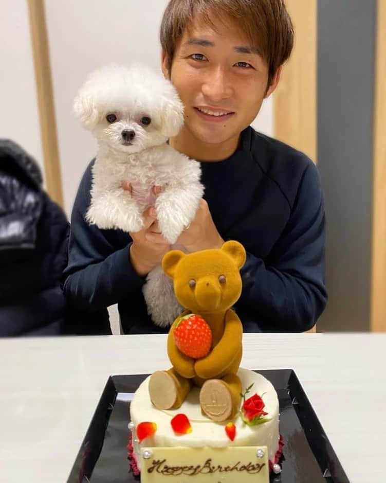 和泉竜司のインスタグラム：「27歳になりました。 たくさんのお祝いのメッセージありがとうございます😊  まずは怪我をしっかり治して、早くピッチに戻れるように頑張ります。  これからもよろしくお願いします！」