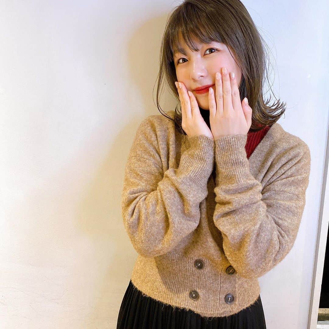中西香菜のインスタグラム：「﻿ ・﻿ ♡﻿ ・﻿ YouTube撮影でもお世話になった﻿ KAINO南青山店へ🌷﻿ 落ち着いた色に！ カーキアッシュ 好みの色〜！🥺🥺🥺﻿ ・﻿ 急遽同時にネイルもやって頂きました😭✨💅﻿ ・﻿ お洋服は　#ZARA  ♡﻿ ・﻿ ♡﻿ #表参道﻿ #外苑前﻿ #ネイルサロン﻿ #外苑前サロン﻿ #表参道美容院﻿ #外苑前美容院﻿ #kaino﻿ #kaino南青山﻿ #ネイルデザイン﻿ #オリーブアッシュ﻿ #カーキアッシュ﻿ #トリートメント﻿ #アッシュ﻿ #ヘアカラー﻿ #水素トリートメント」