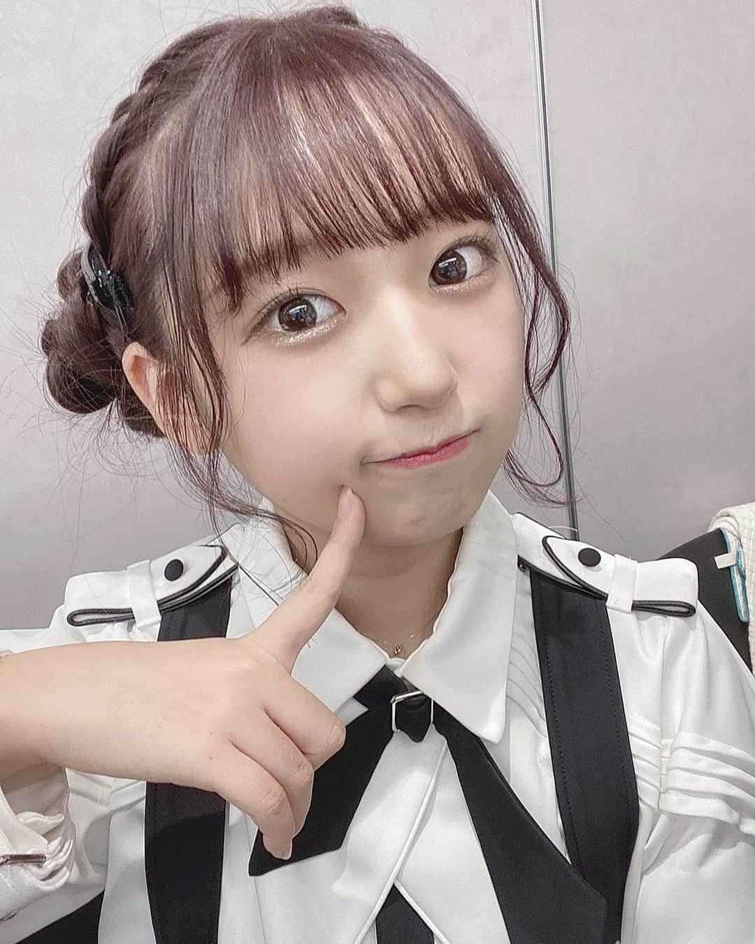 町田穂花のインスタグラム：「. . この間、メイクさんにかわいい髪型にしてもらったよ🐑💓 . 久しぶりにひつじさんしたからなんか恥ずかしかったな😂😂 . #ひつじヘア #羊ヘアアレンジ #お団子ヘア #お団子アレンジ #アイドル」