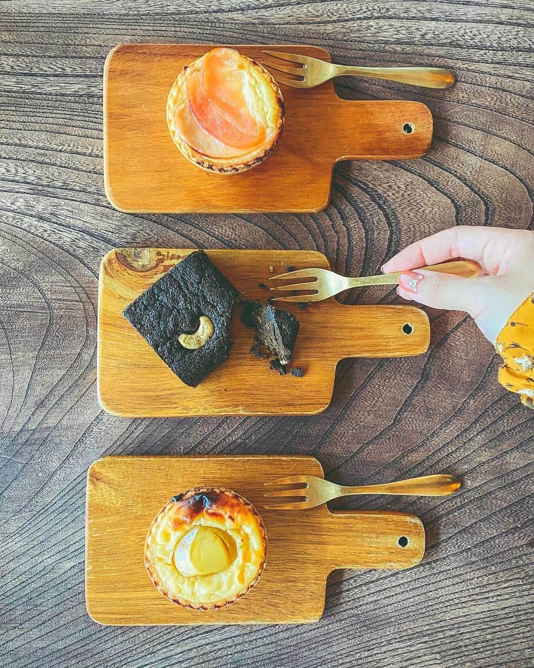 あまいもののインスタグラム：「【 Cafe & Guest house Name came Ono ／カフェ&ゲストハウス ナマケモノ 】﻿ ゆっくりしたした時間が流れるステキなゲストハウス兼古民家カフェ 日替わりのランチは一瞬でなくなるくらい。美味しくって、食後のスイーツもかわいかったなあ 次はちょっとお昼寝しにいきたい  ﻿  ﻿  🧁FOOD ランチセット/1400円 #栗のタルト /300円  ﻿ ﻿ ━━ ━━ ━━ ━━  ﻿ Cafe & Guest house Name came Ono @cafe_name_came_ono   住所：福井県大野市篠座町7-2 電話：﻿090-5220-5800 営業時間﻿ カフェ 月〜水13:00〜17:00 土日、祝前日11:00〜17:00 木〜土19:00〜22:00 ※突然休むことあります。ナマケモノですから。(かわいい)  ﻿━━ ━━ ━━ ━━ ﻿ ﻿ . . .  . .  #東京カフェ #カフェ部 #カフェ好きな人と繋がりたい #コーヒーのある暮らし #コーヒー好きな人と繋がりたい #珈琲好きな人と繋がりたい #カフェスタグラム #카페 #ひとりカフェ #ひとり時間  #甘党女子 #genic_cafe #retrip_cafe #cafestagram #カフェ散歩 #カフェパト #cafefood #カフェ巡り好きな人と繋がりたい #福井カフェ #お洒落さんと繋がりたい #おしゃカフェ」
