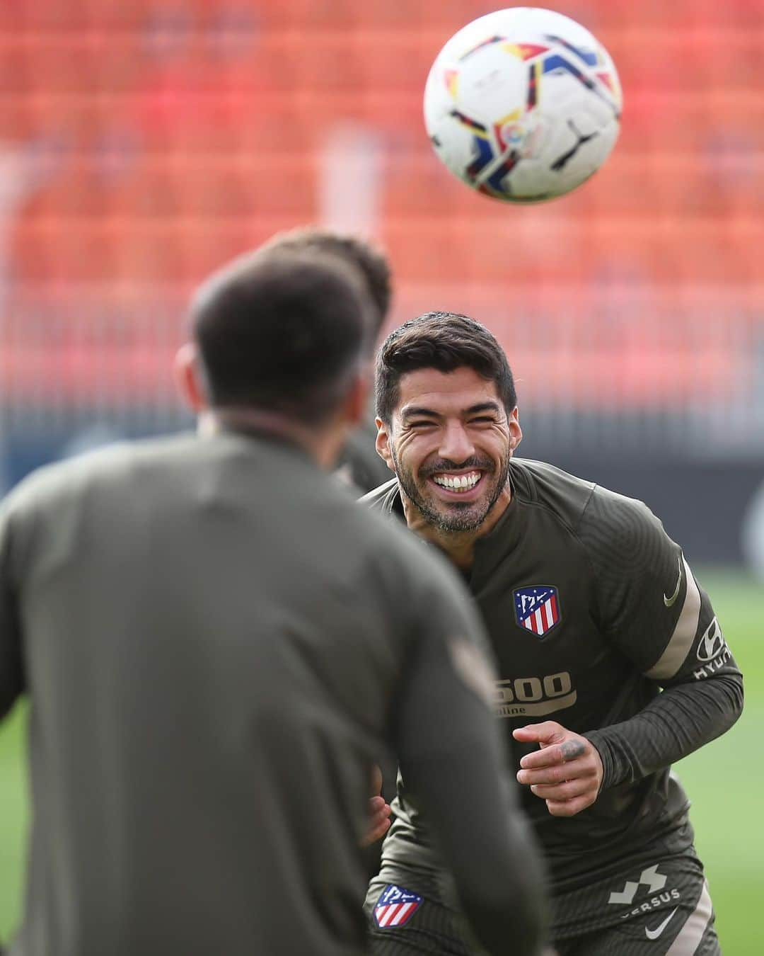 ルイス・アルベルト・スアレスさんのインスタグラム写真 - (ルイス・アルベルト・スアレスInstagram)「Listos para mañana y siempre positivos! 👌😀💪 @atleticodemadrid 🔴⚪️ #aupaatleti」11月6日 22時29分 - luissuarez9