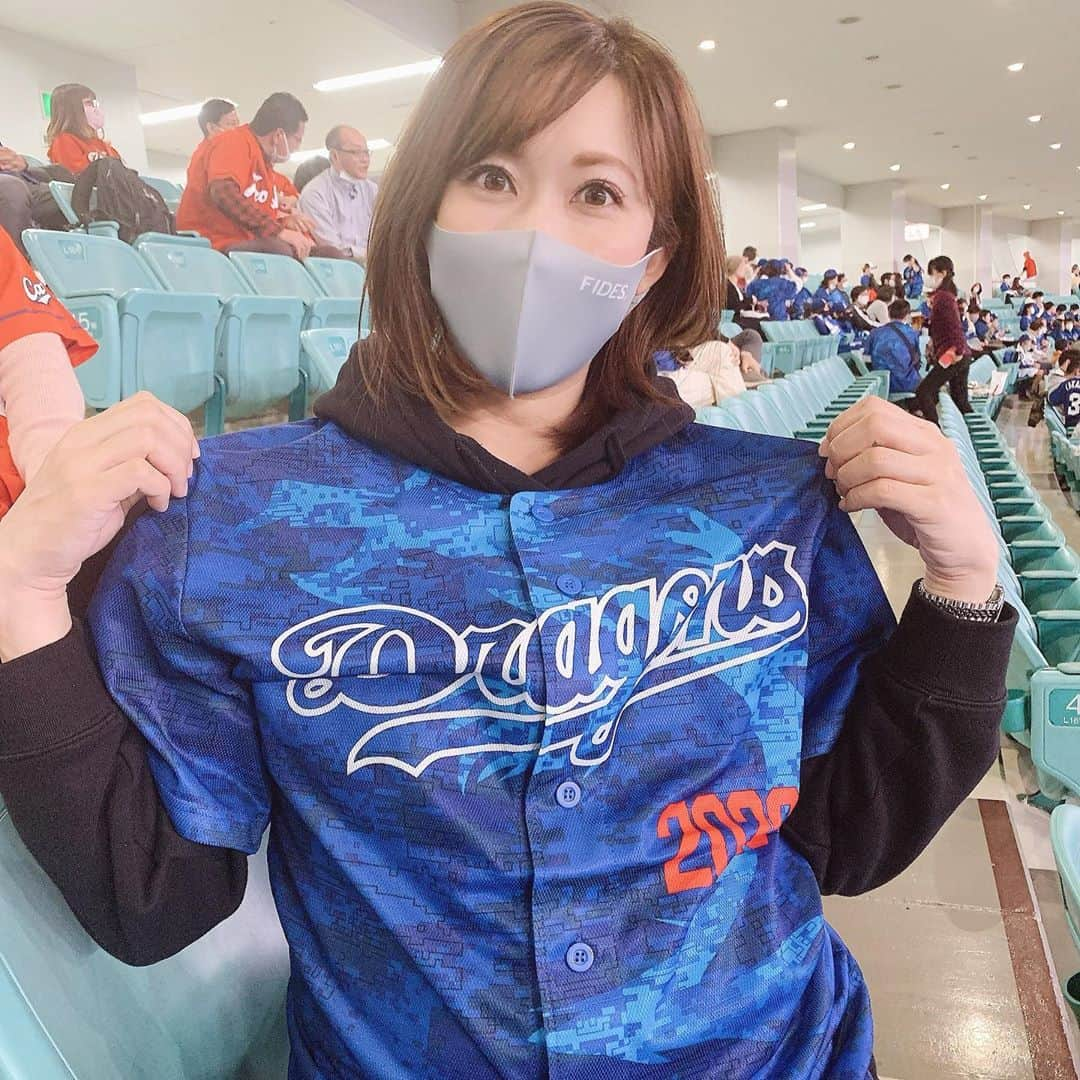 丹羽真由実のインスタグラム：「. . 今日はナゴヤドーム最終戦⚾️ 今シーズンは開幕延期や無観客開催などなど 色々ありましたよね。  今年はさすがに現地観戦出来ないかも〜💦 と思っていましたが 何とか2試合観にいけました！！！ こないだは、たまたま昇竜デーで 昇竜ユニフォームももらえました🥰 やったぁ💕💕  来シーズンのプロ野球はどうなるのかな？ また沢山、ナゴヤドームに試合を観にいけますように✨ . . #ナゴヤドーム #中日ドラゴンズ #野球 #野球好きな人と繋がりたい #野球女子  #野球観戦 #中日 #ドラゴンズ #プロ野球 #baseball #ドラゴンズファンと繋がりたい  #昇竜デー #昇竜ユニフォーム 次の日の後輩の投げ合い見たかった！！」