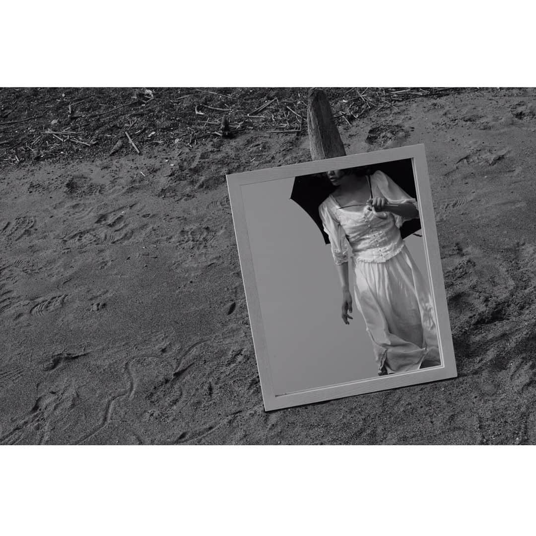 今村沙緒里のインスタグラム：「Photography by Herbie Yamaguchi. わたしたちのロミオとジュリエット2020 海での撮影は当日のハービーさんのアイデア。 作品には使わなかったけれど… 海での写真には、また別の物語が生まれそう。 #photgraphy #photomovie #blackandwhite #creative #사진 #写真 #ハービー山口 #わたしたちのロミオとジュリエット2020」